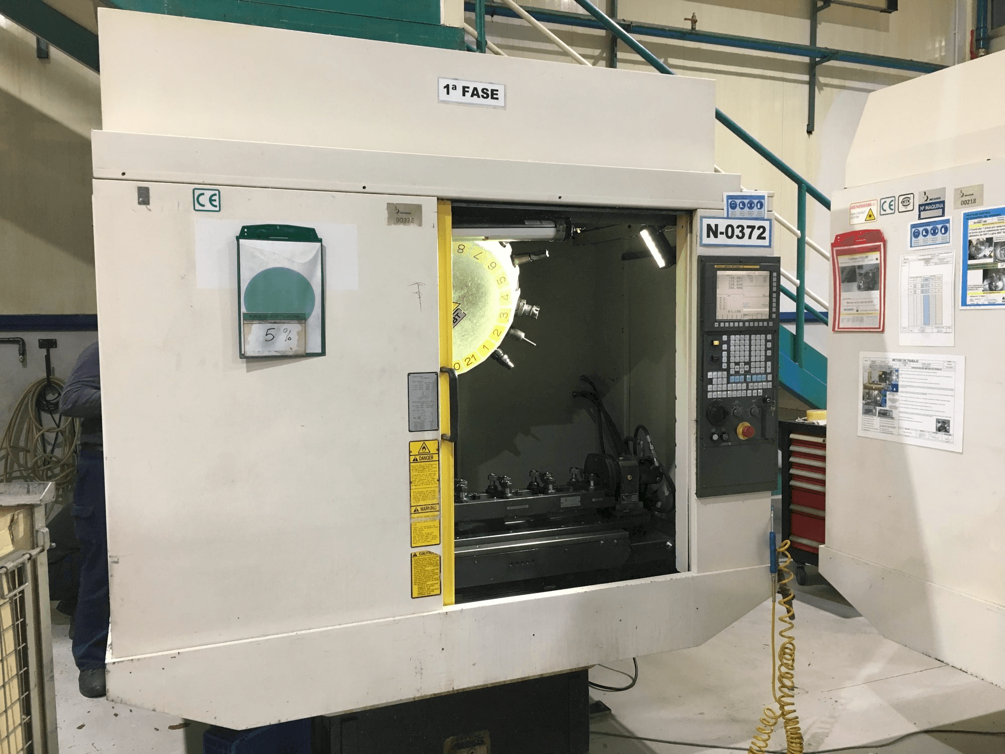 Prikaz stroja FANUC Robodrill alfa-T21iEL sprijeda