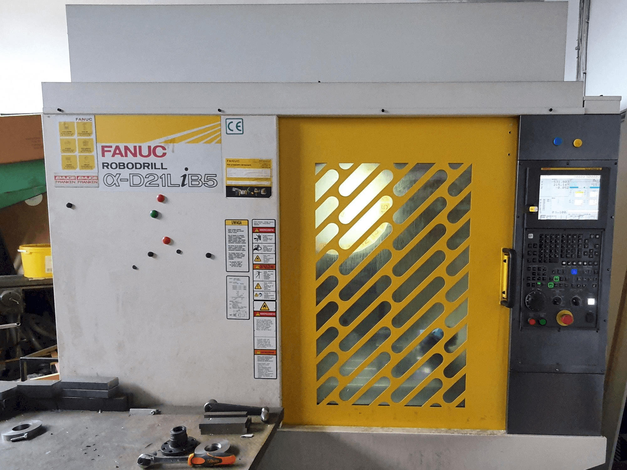 Prikaz stroja FANUC ROBODRILL Alpha-D21LiB5 sprijeda