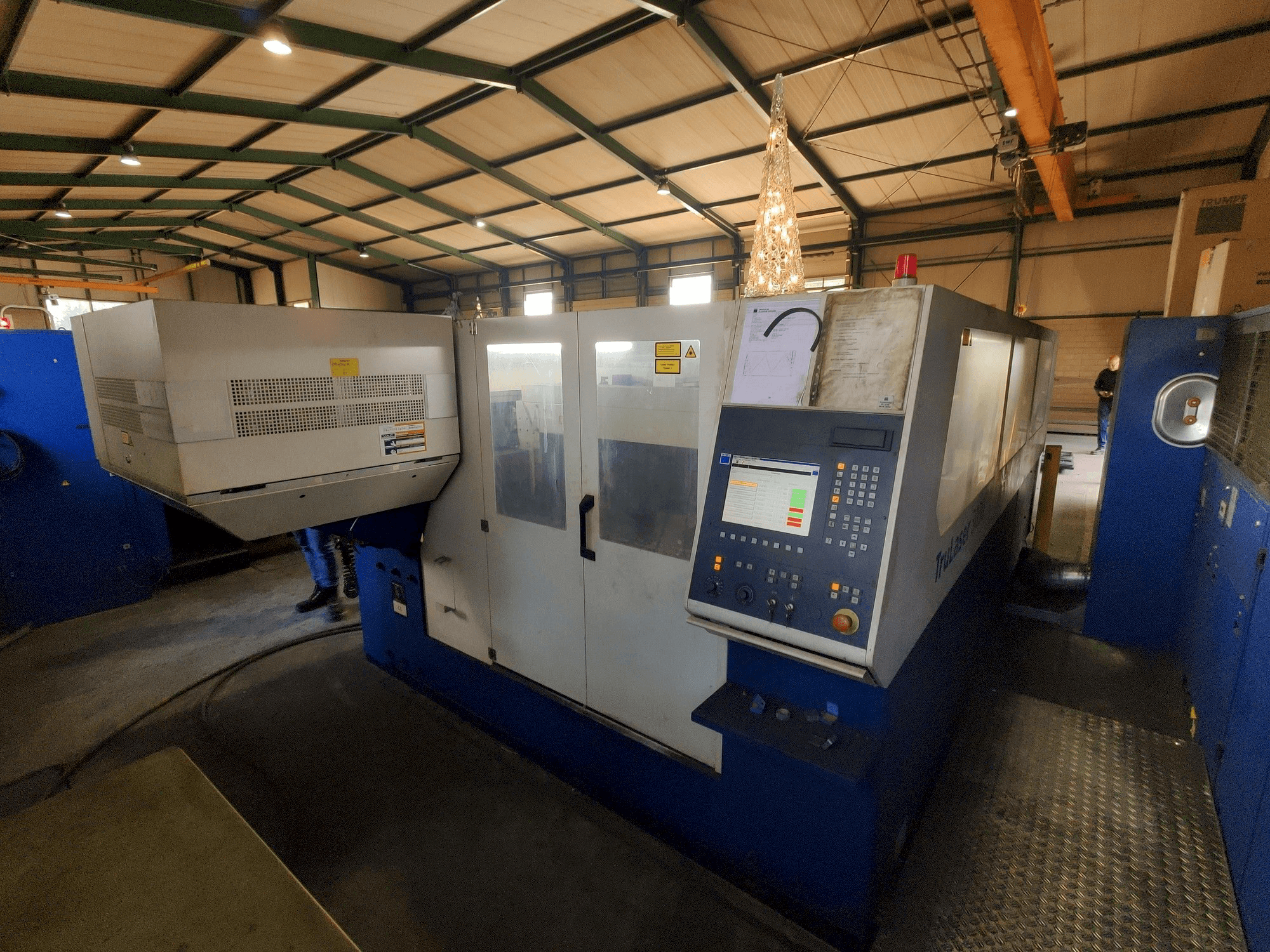Prikaz stroja Trumpf TruLaser 3030 sprijeda