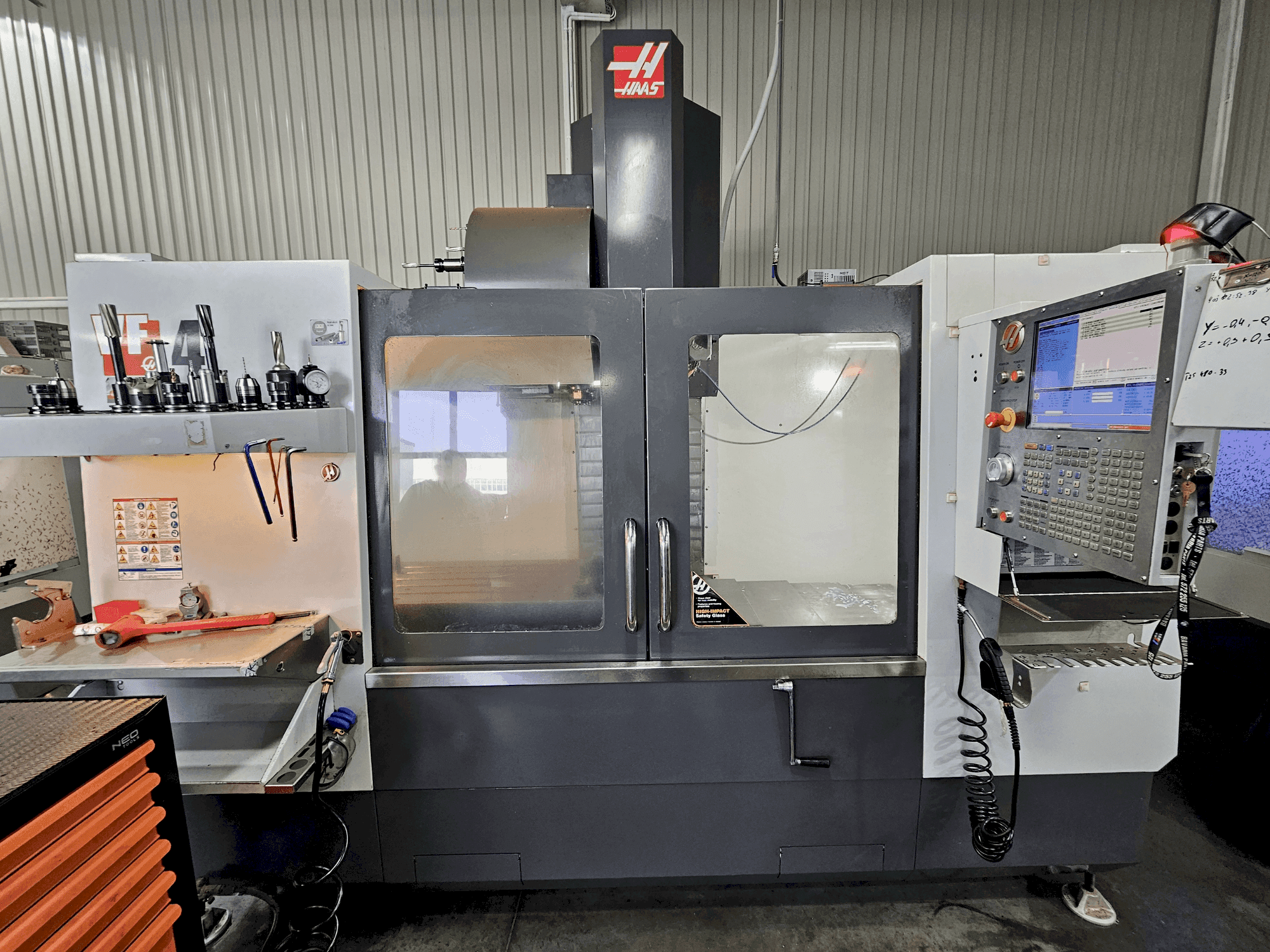 Prikaz stroja HAAS VF-4 sprijeda
