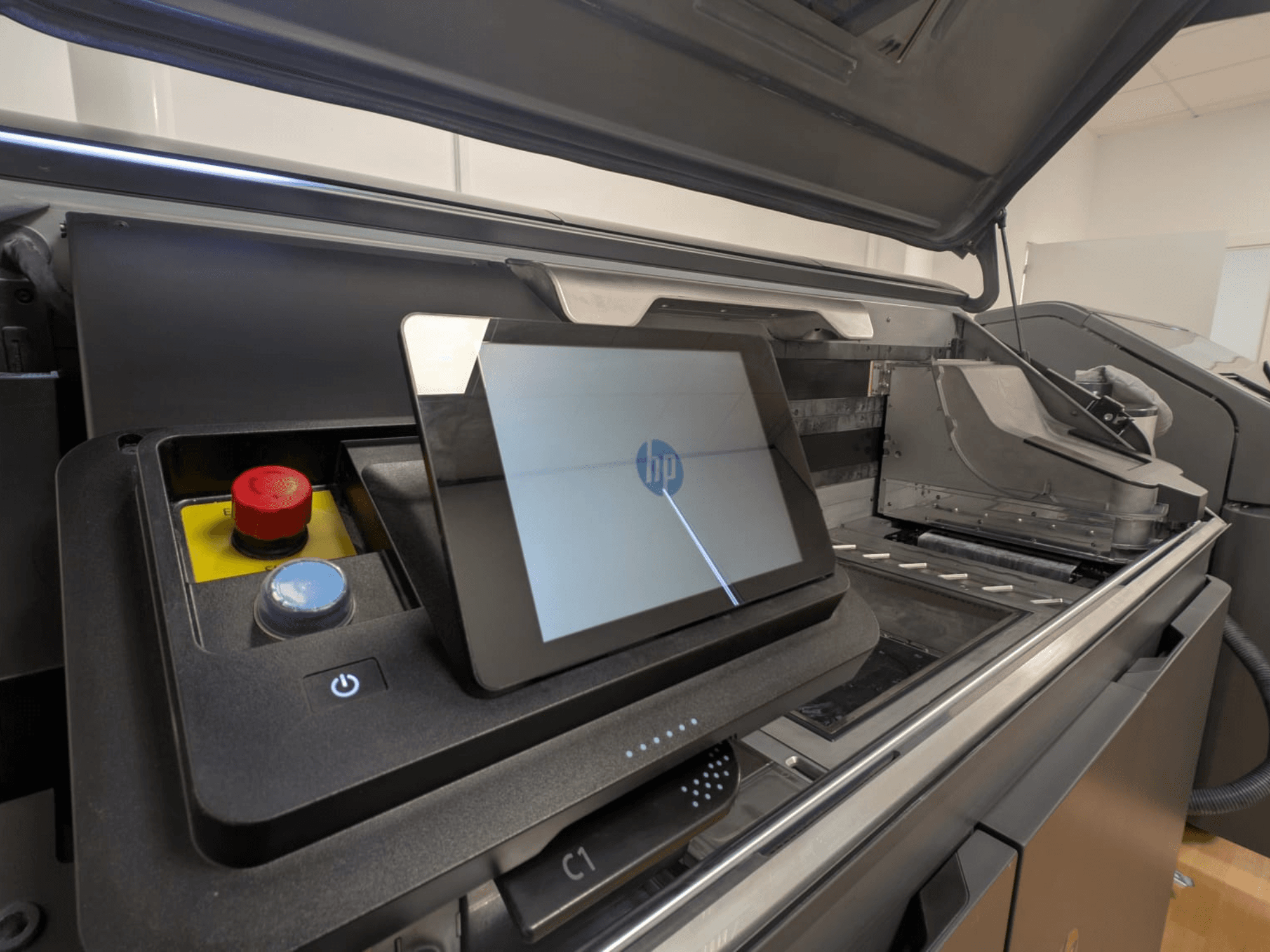 Upravljačka ploča HP pisača prikazuje zaslon tableta, crvene i plave gumbe te bočni prikaz unutarnjih komponenti pisača.