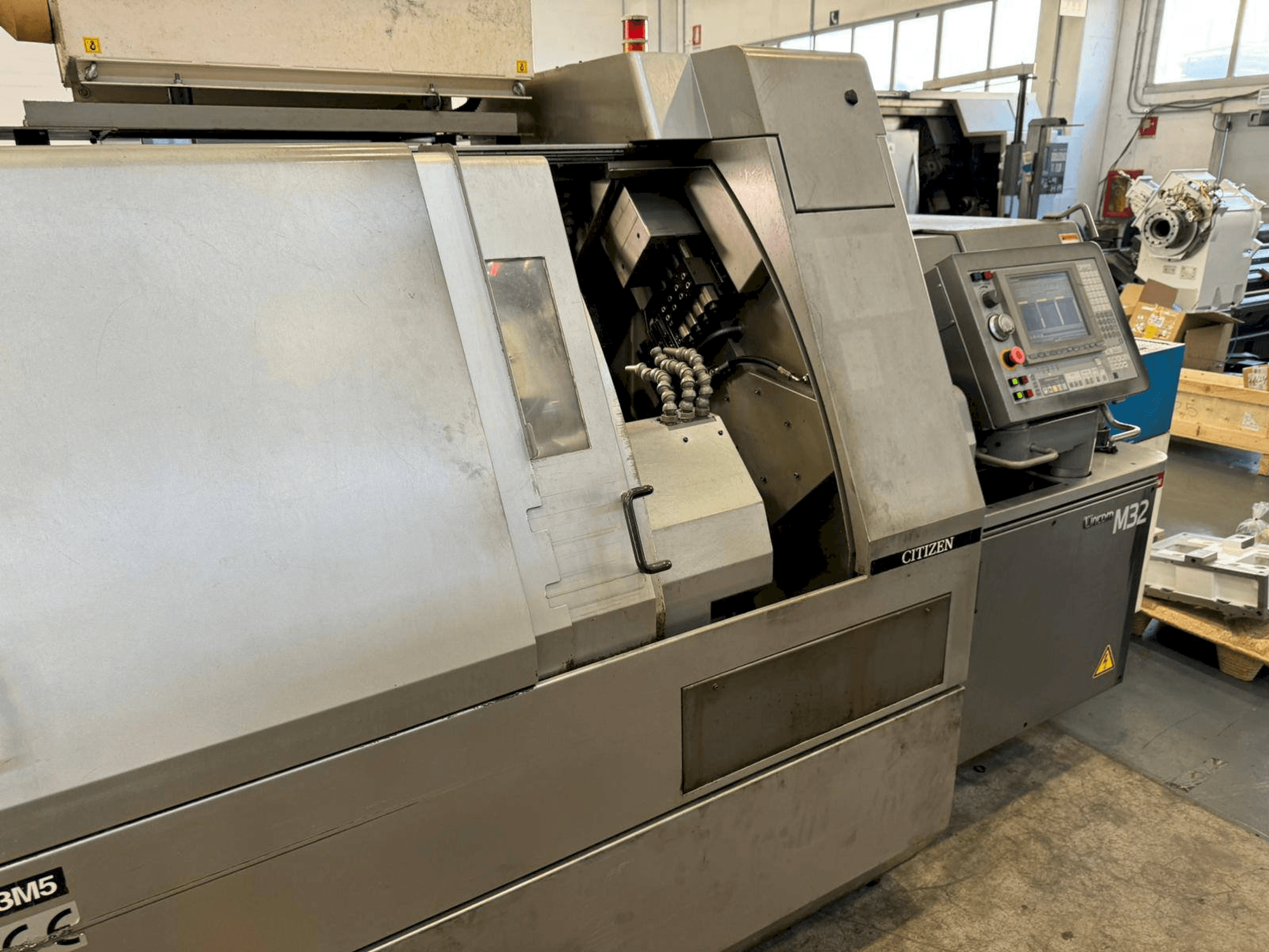 Prikaz stroja Citizen M32V sprijeda