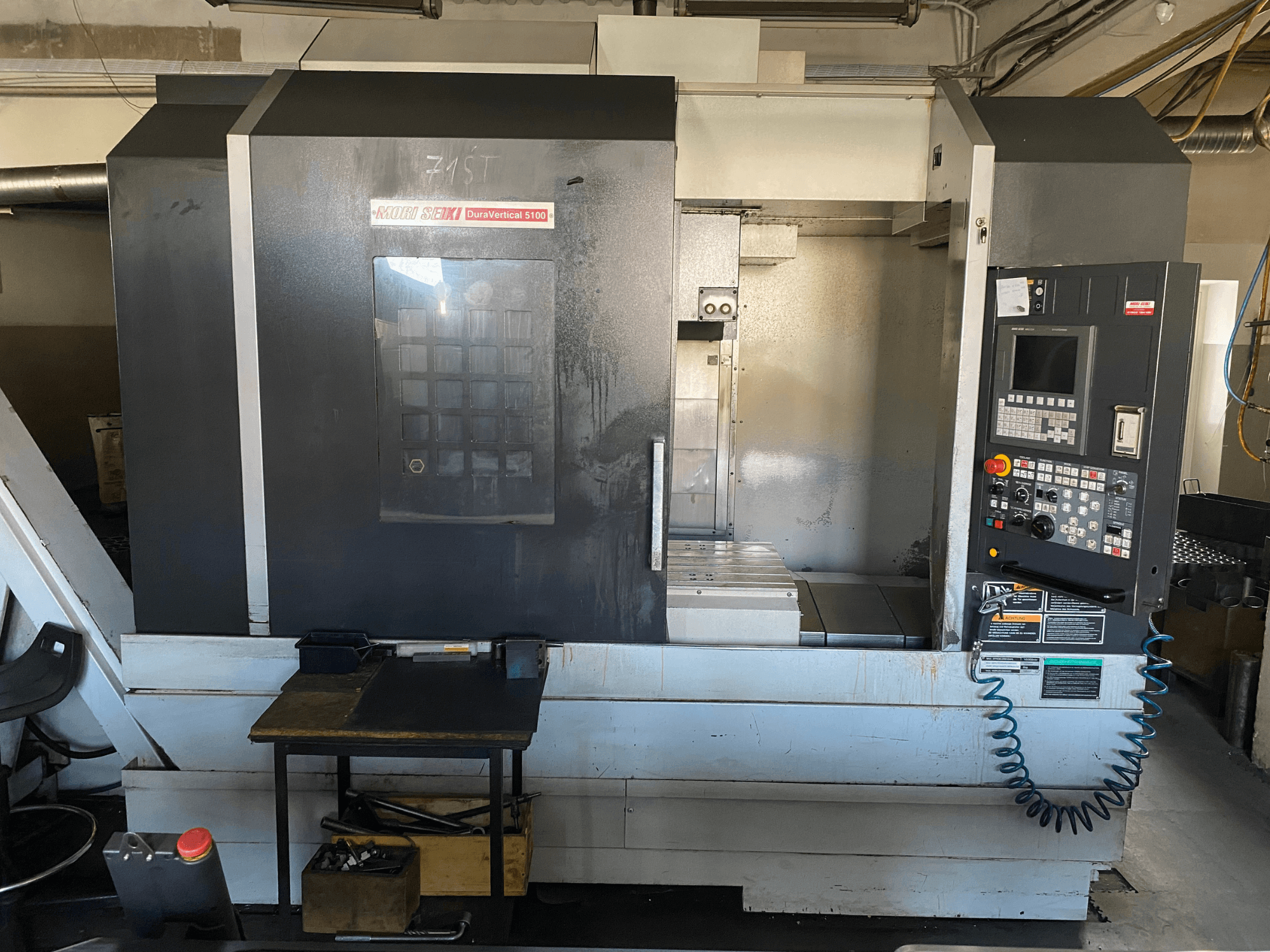 MORI SEIKI DuraVertical 5100 s prednje strane, prikazuje upravljačku ploču, radno područje i detalje stroja.