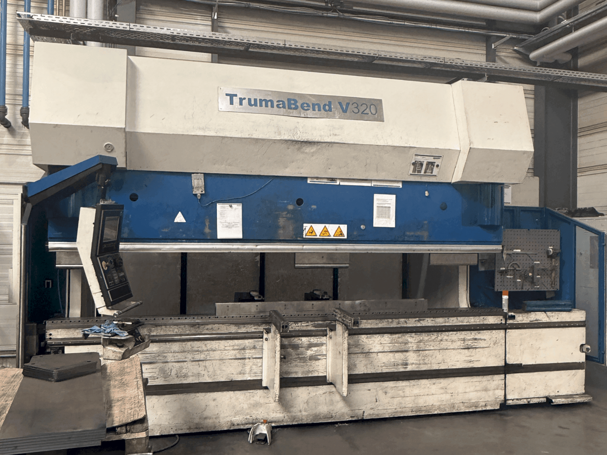Prikaz stroja TRUMPF TrumaBend V320 sprijeda