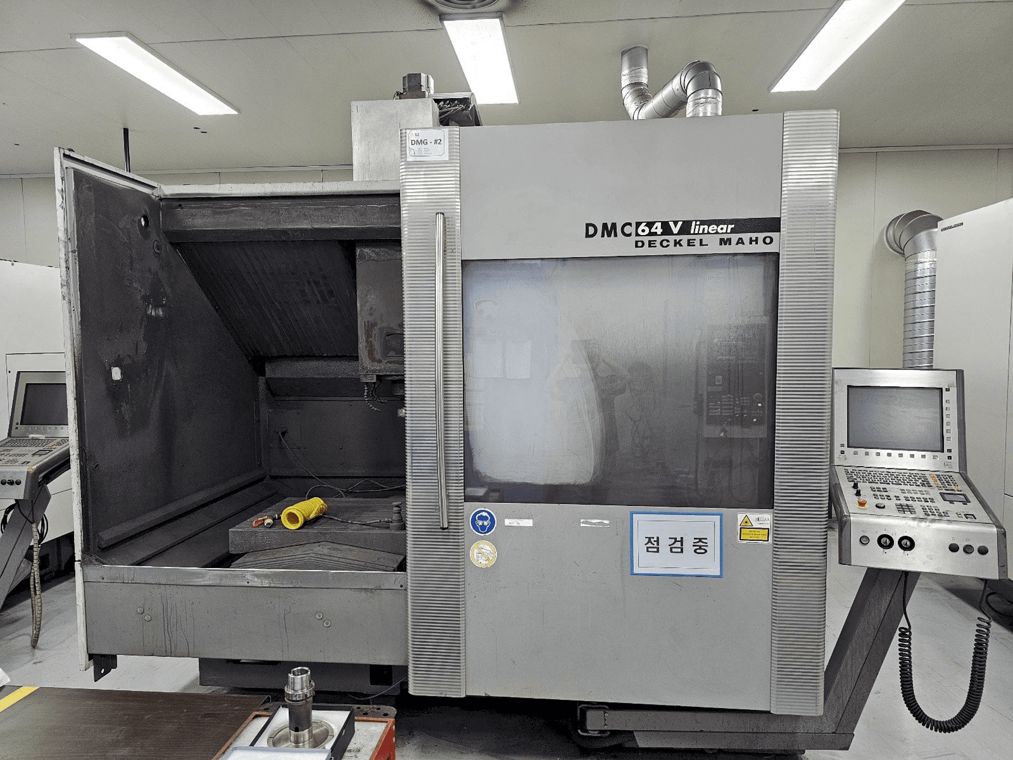 Prikaz stroja DECKEL MAHO DMC 64V linear sprijeda
