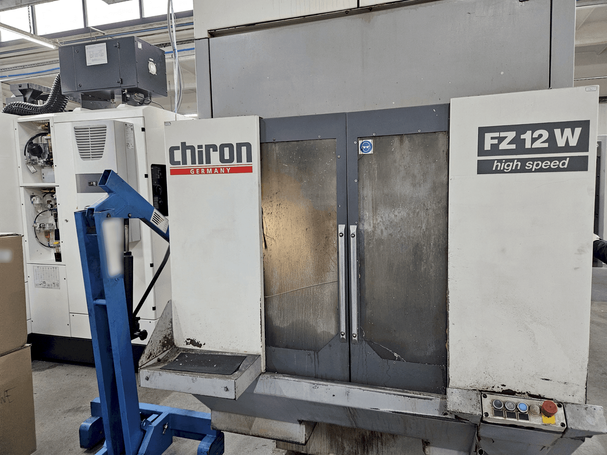 Prikaz stroja CHIRON FZ12 W sprijeda