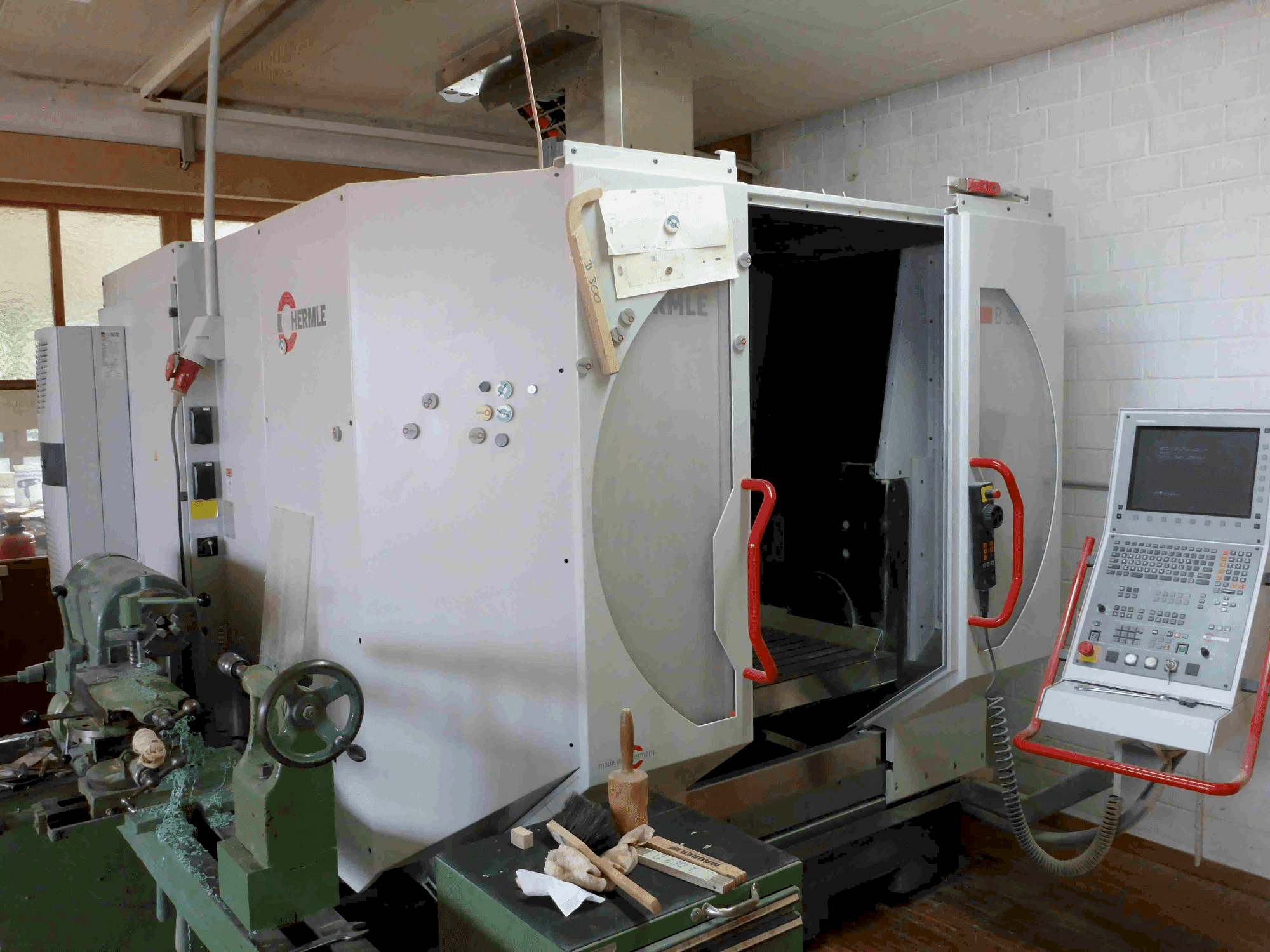 Prikaz stroja HERMLE B 300 V sprijeda