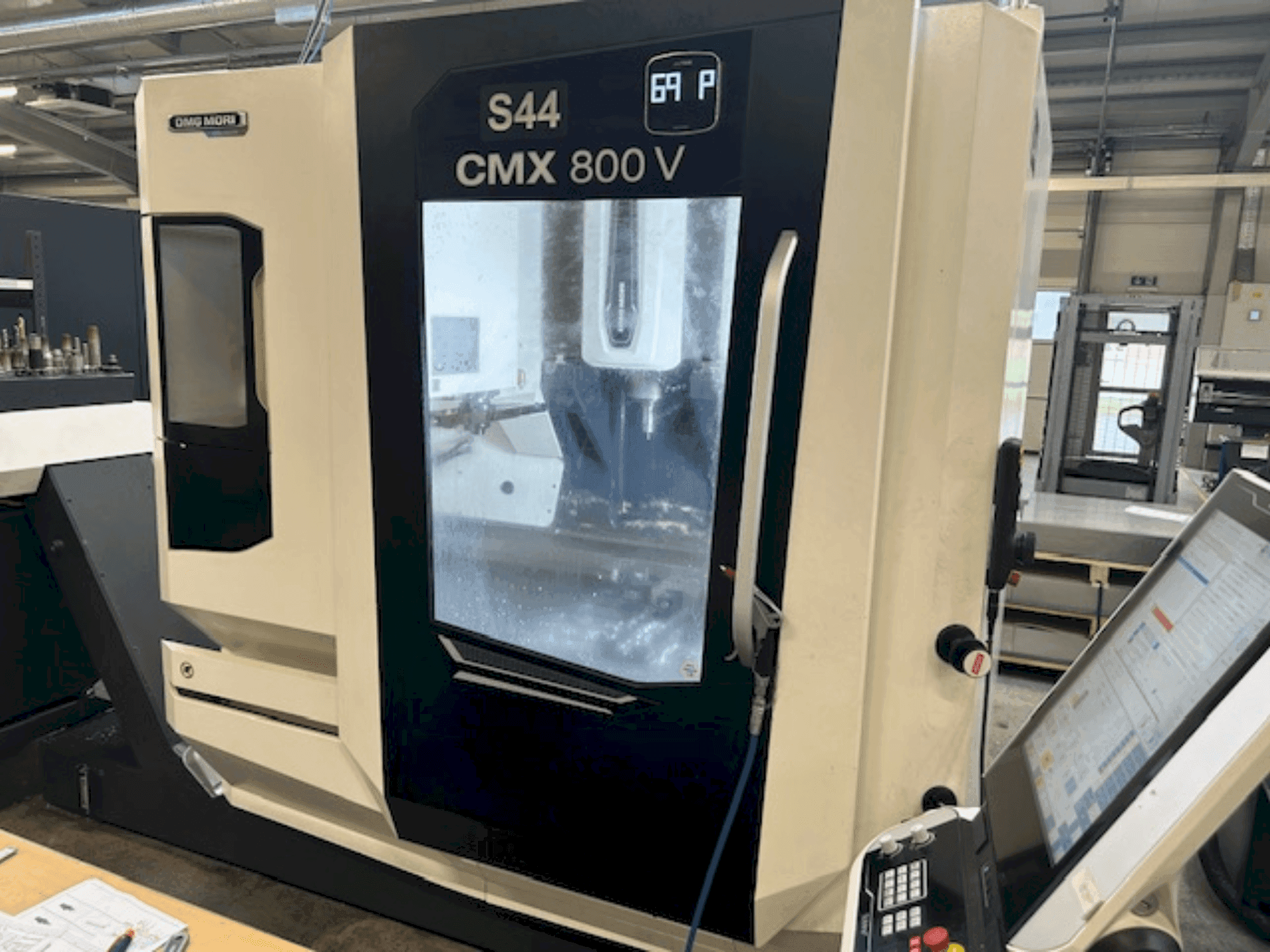 Prikaz stroja DMG MORI CMX 800 V sprijeda