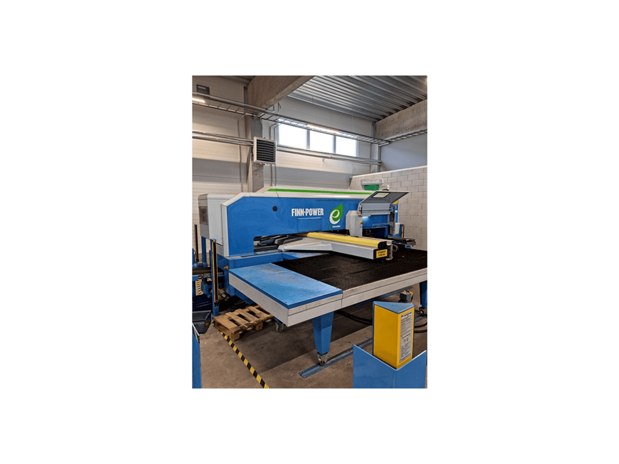 Prikaz stroja Finn-Power E5 sprijeda