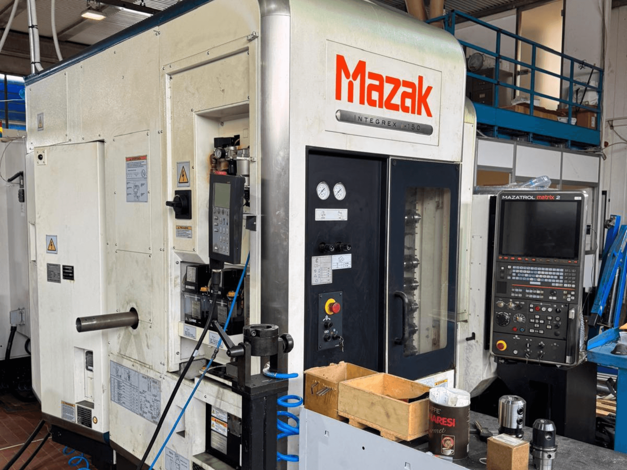 Mazak Integrex I-150 CNC stroj, pogled sprijeda; sadrži upravljačku ploču, držač alata i operativne mjerače.