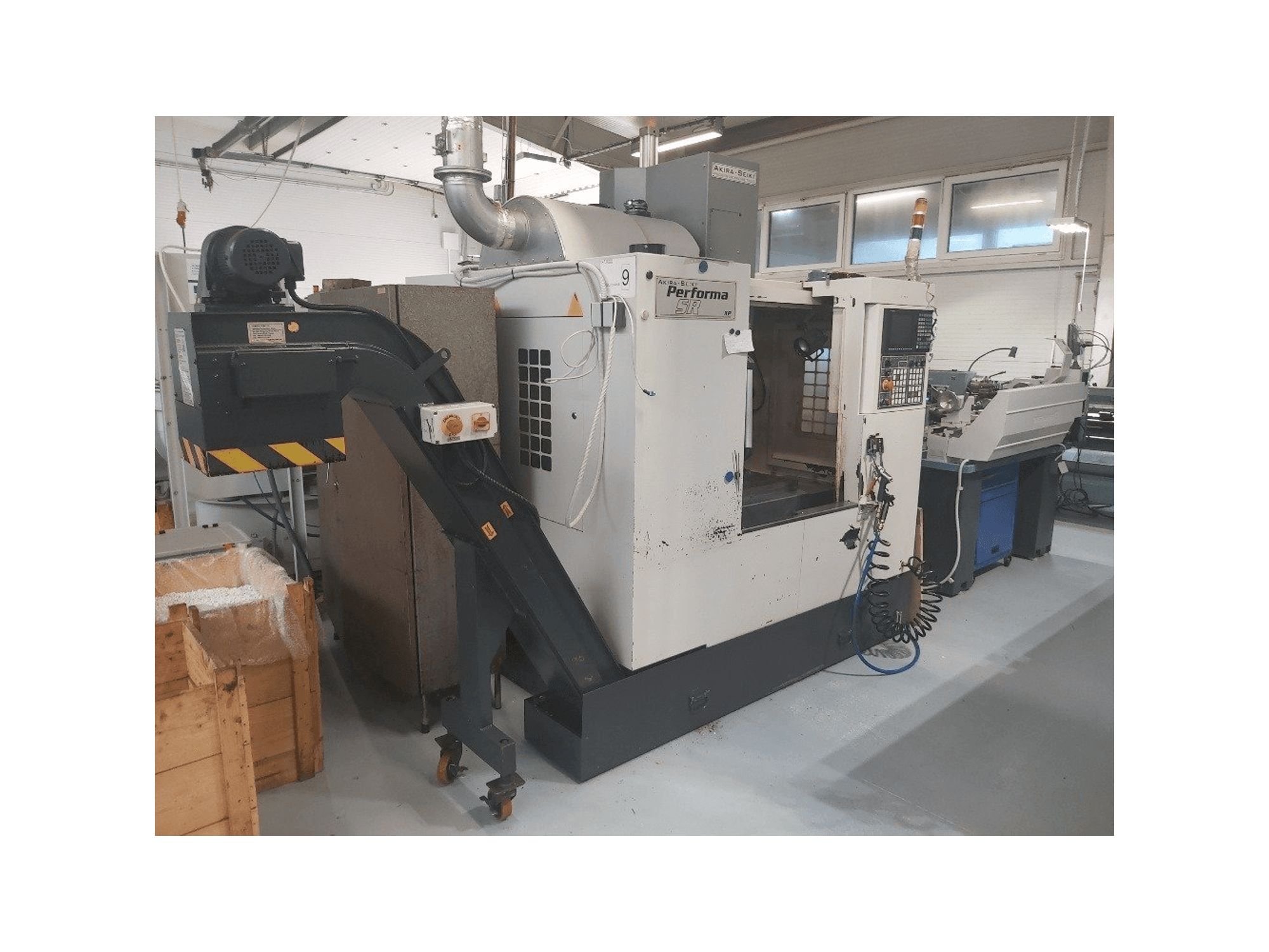 Prikaz stroja Akira Seiki SR2XP sprijeda