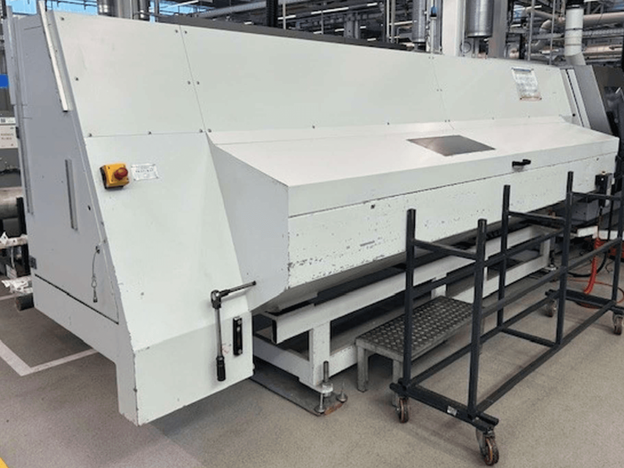 Tokarsko-glodački centar Index G 200 RATIO LINE u bočnom pogledu, s bijelim tijelom i sigurnosnim kontrolama za rad.