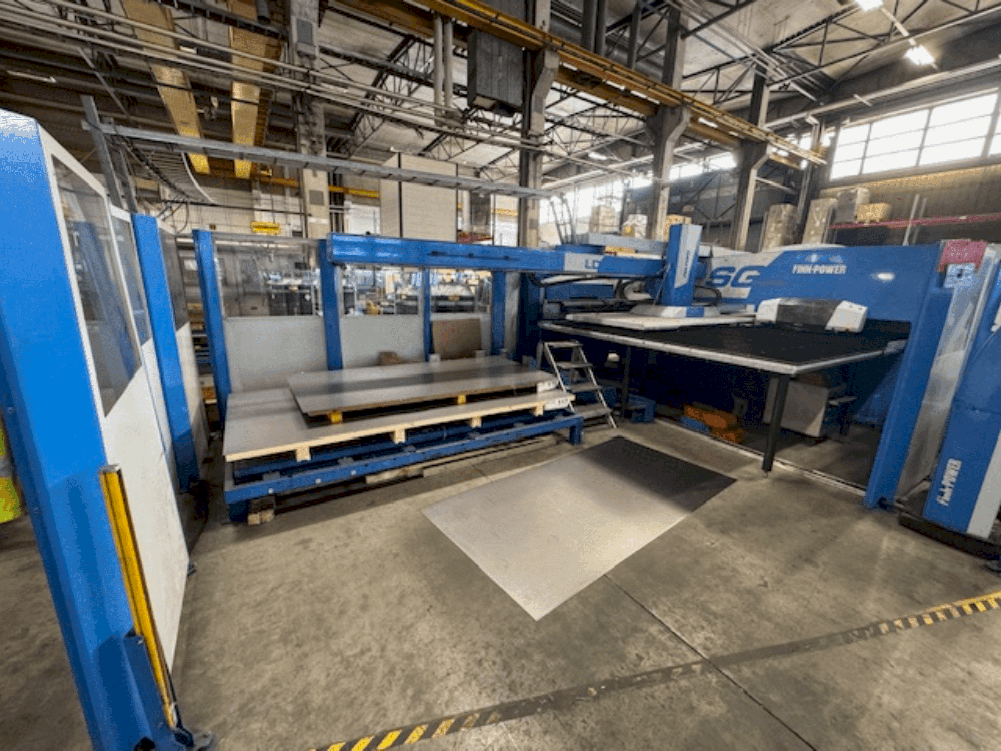 Prikaz stroja Finn-Power SG-6 sprijeda