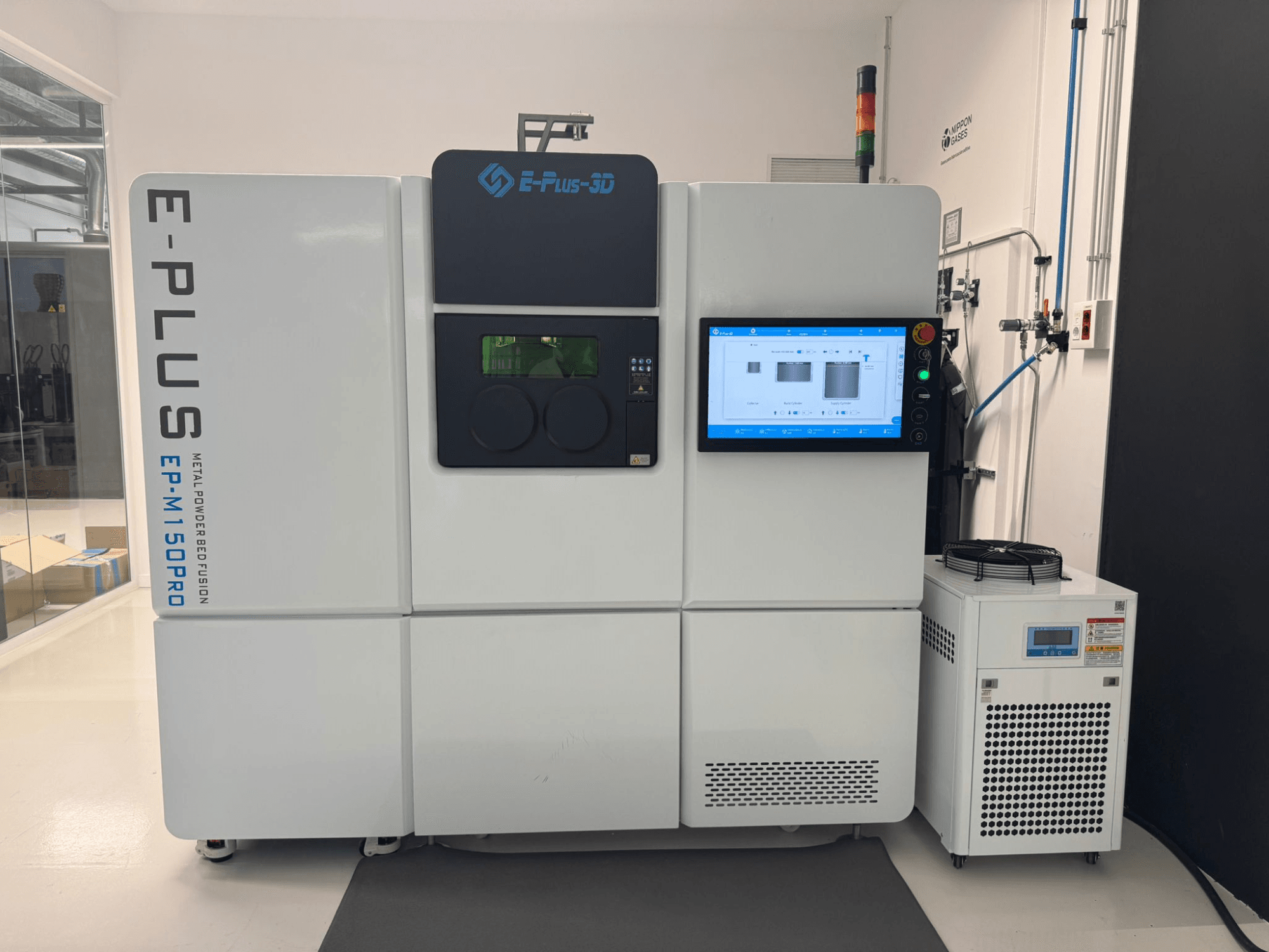 Prednji pogled na plastični 3D printer Eplus3D EP-M150Pro s dodirnim zaslonom i rashladnom jedinicom u čistom, dobro osvijetljenom radnom prostoru.