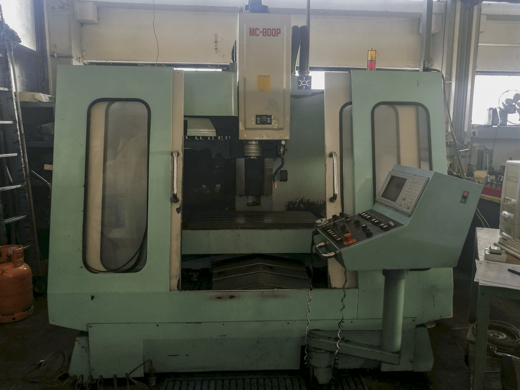Prikaz stroja Eumach MC-800P sprijeda