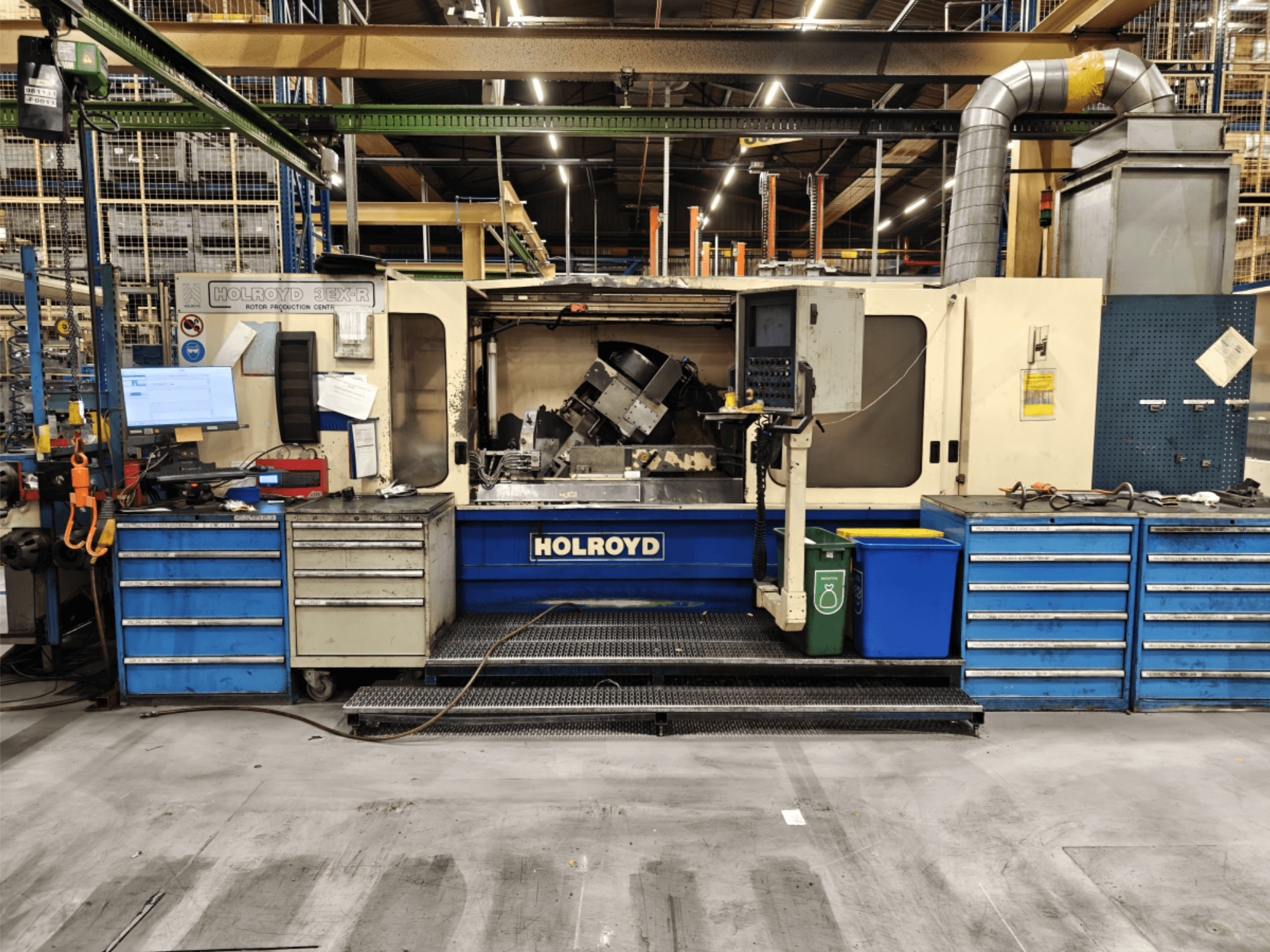 Holroyd 3EX-R alatni stroj u radionici, prednji pogled, s prikazom upravljačke ploče, prostora za pohranu alata i radnog prostora unutra.