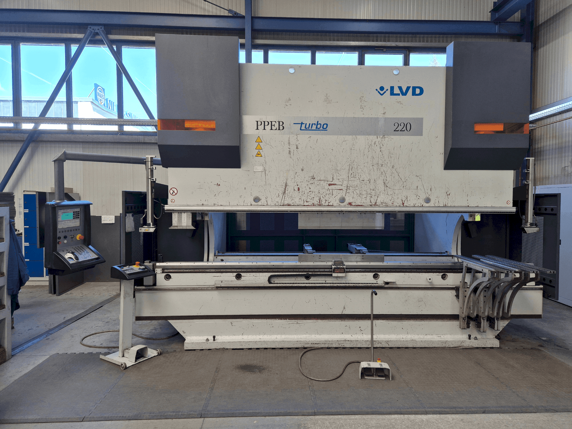 Prikaz stroja LVD PPEB 220/40 sprijeda