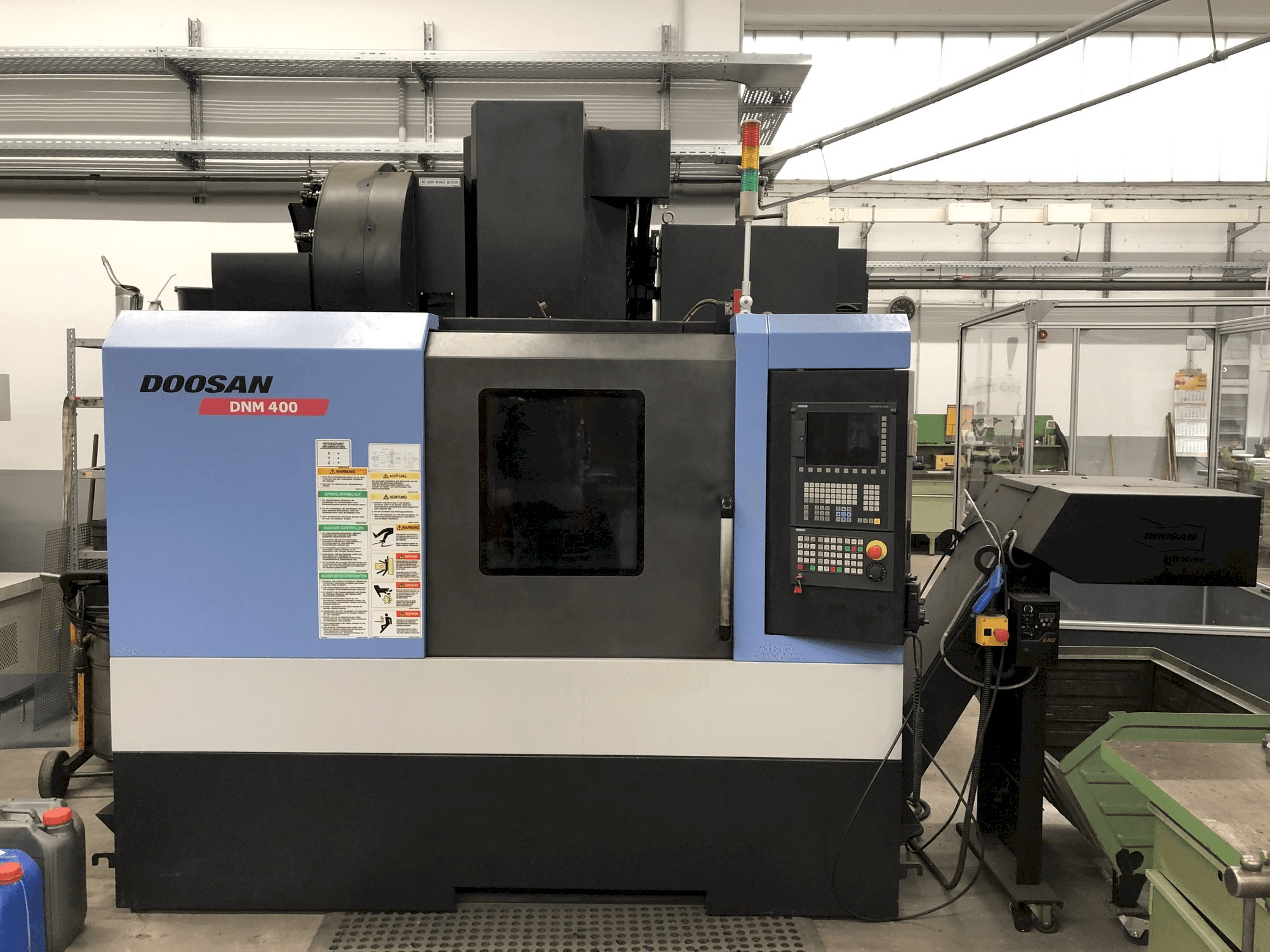 Prikaz stroja Doosan DNM 400 sprijeda