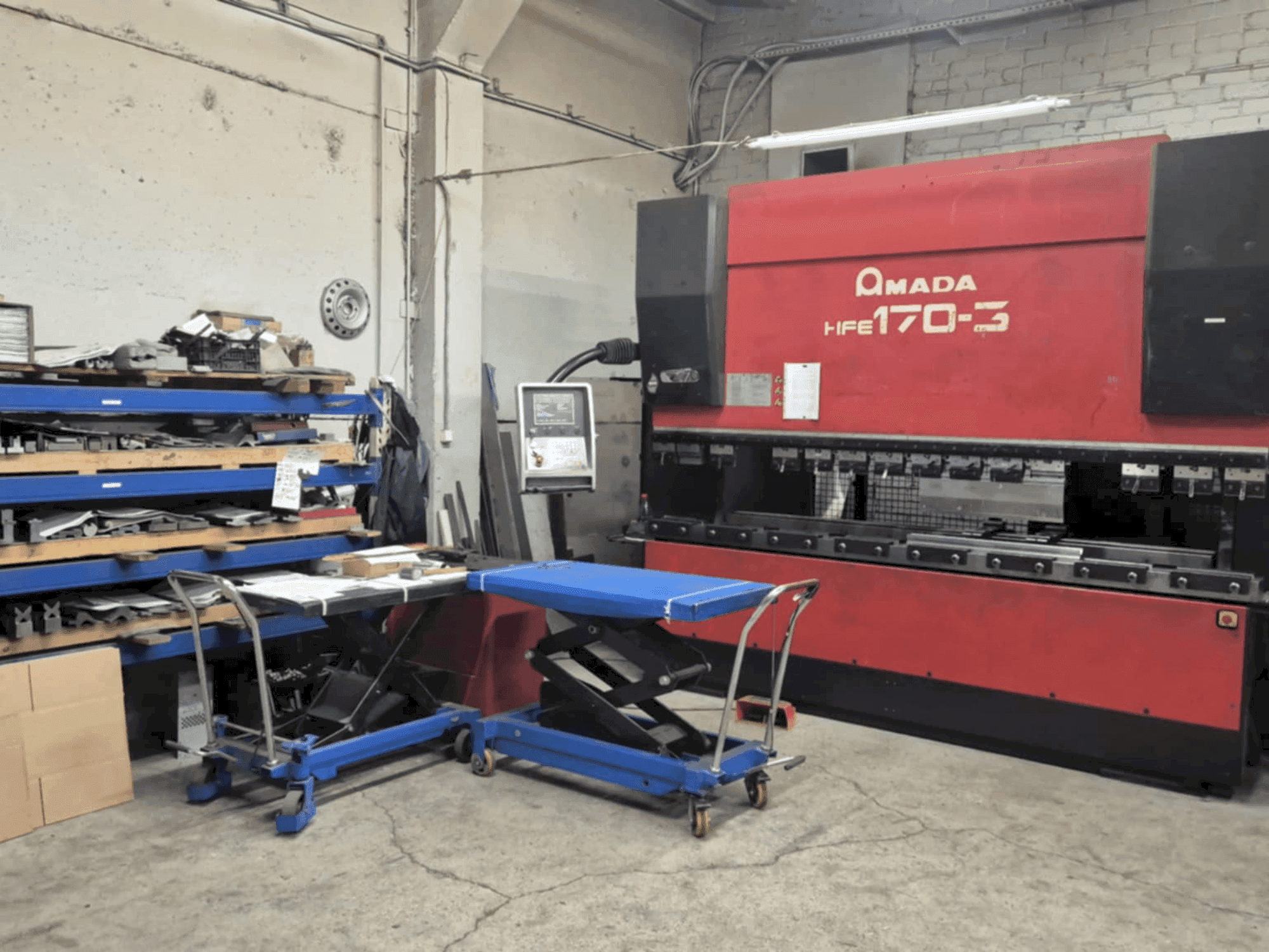 Prikaz stroja AMADA HFE 170-3 sprijeda