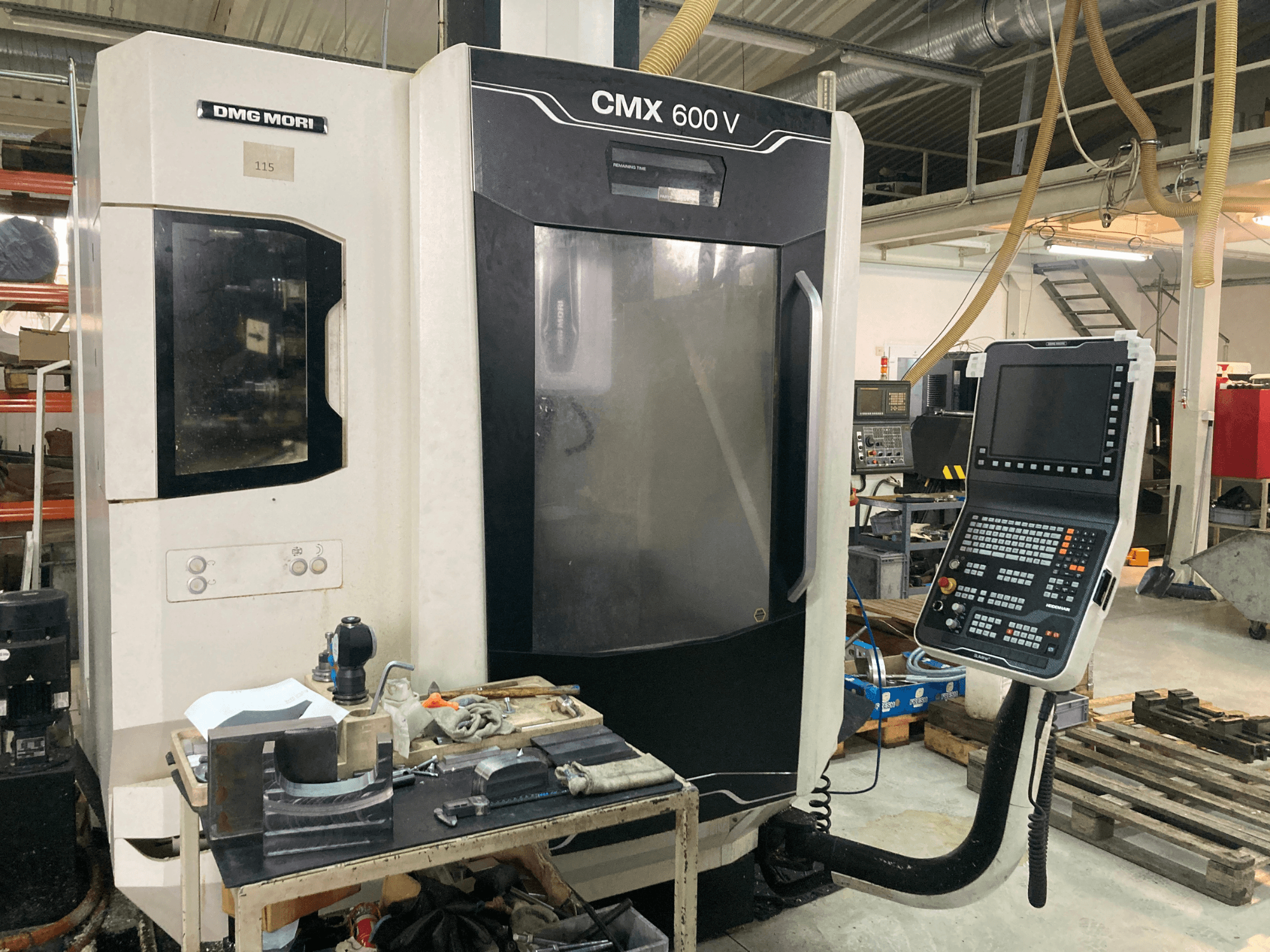 Glodalica DMG MORI CMX 600 V gledana sprijeda, s prikazom upravljačke ploče i radnog stola s alatima.