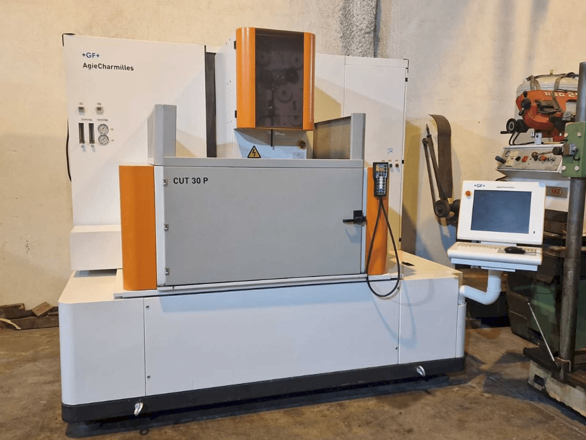 Prikaz stroja AgieCharmilles CUT 30P sprijeda