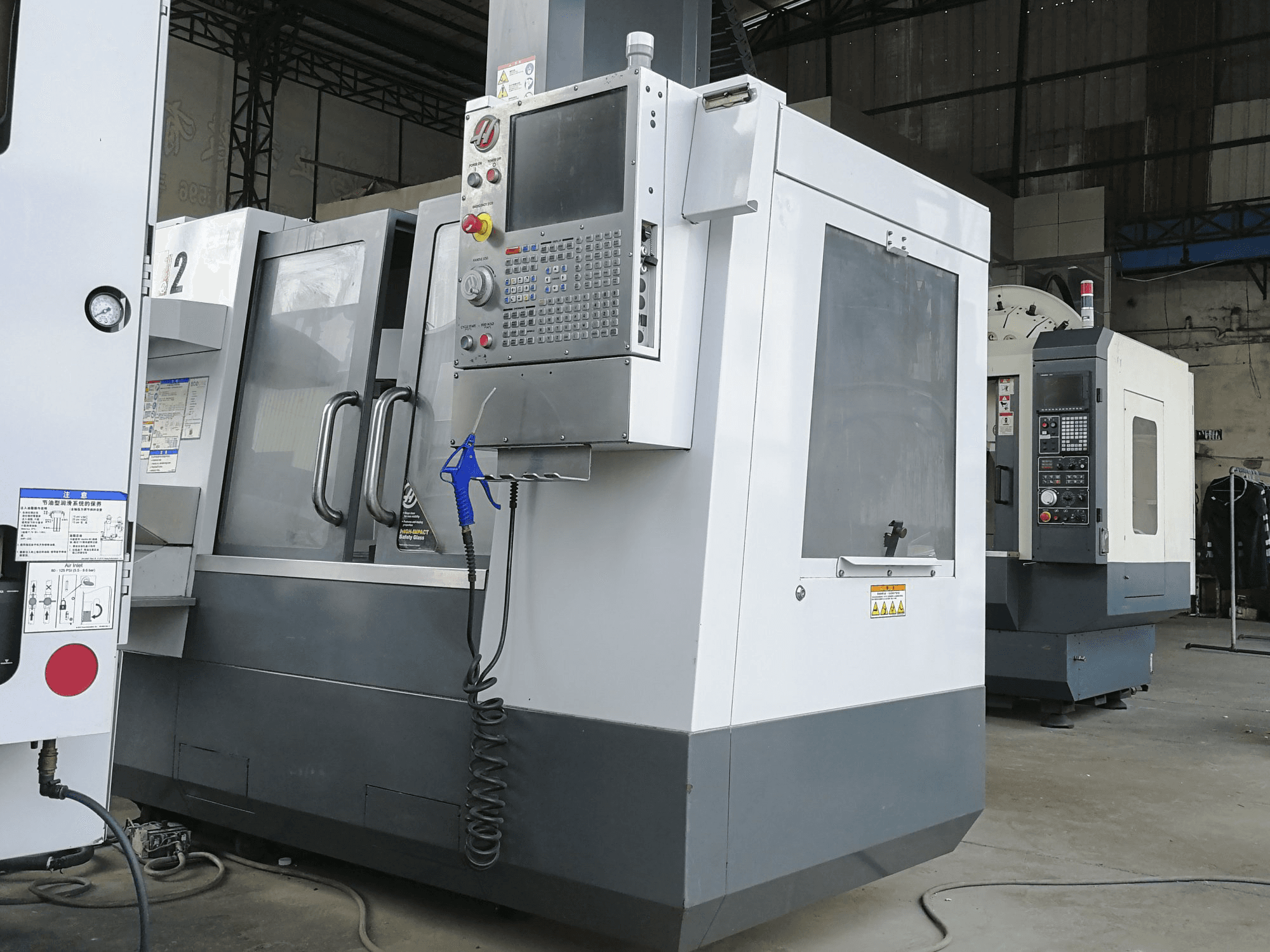 Prikaz stroja HAAS VF-2 zdesna