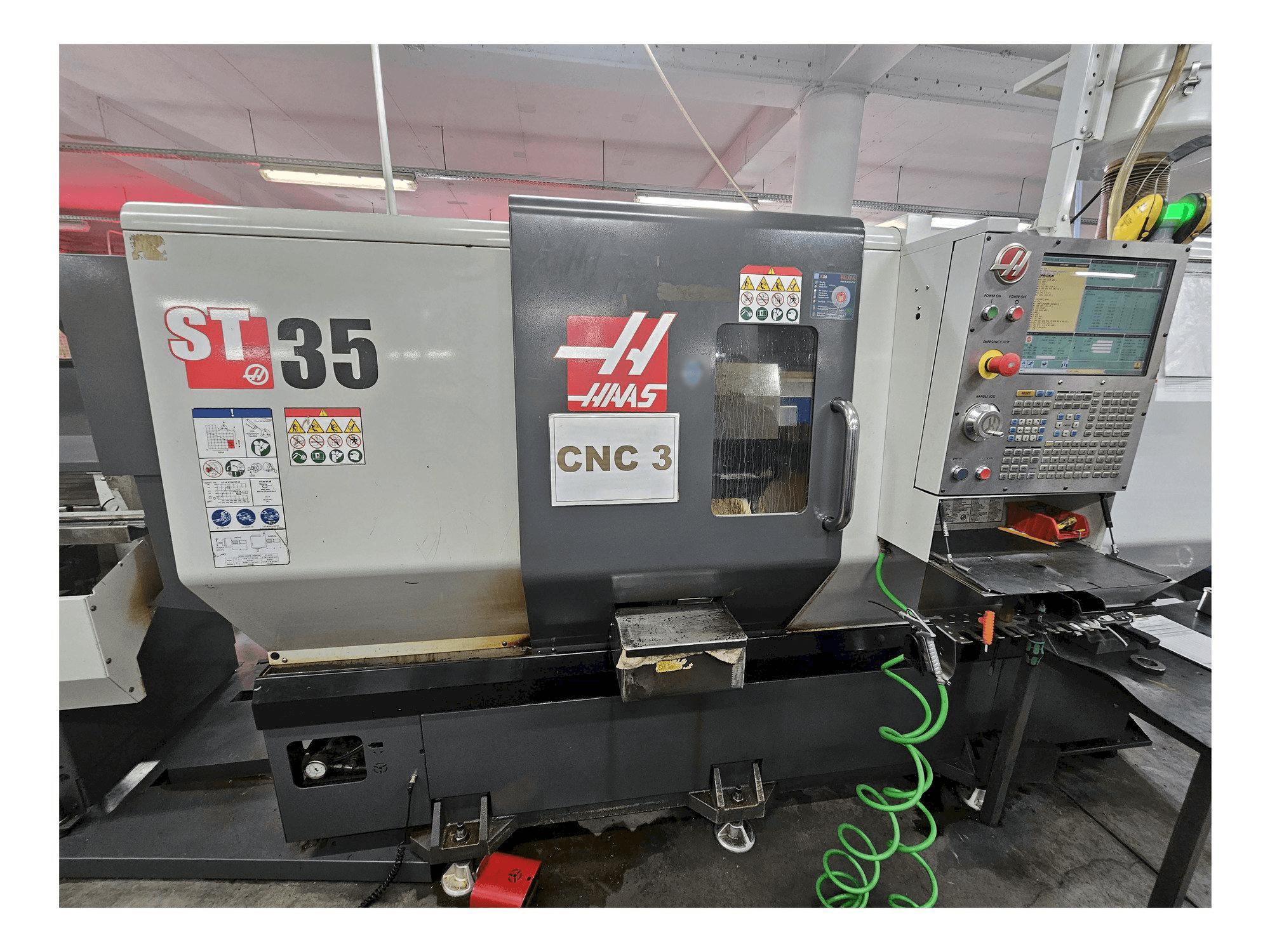 Prikaz stroja HAAS ST-35 sprijeda