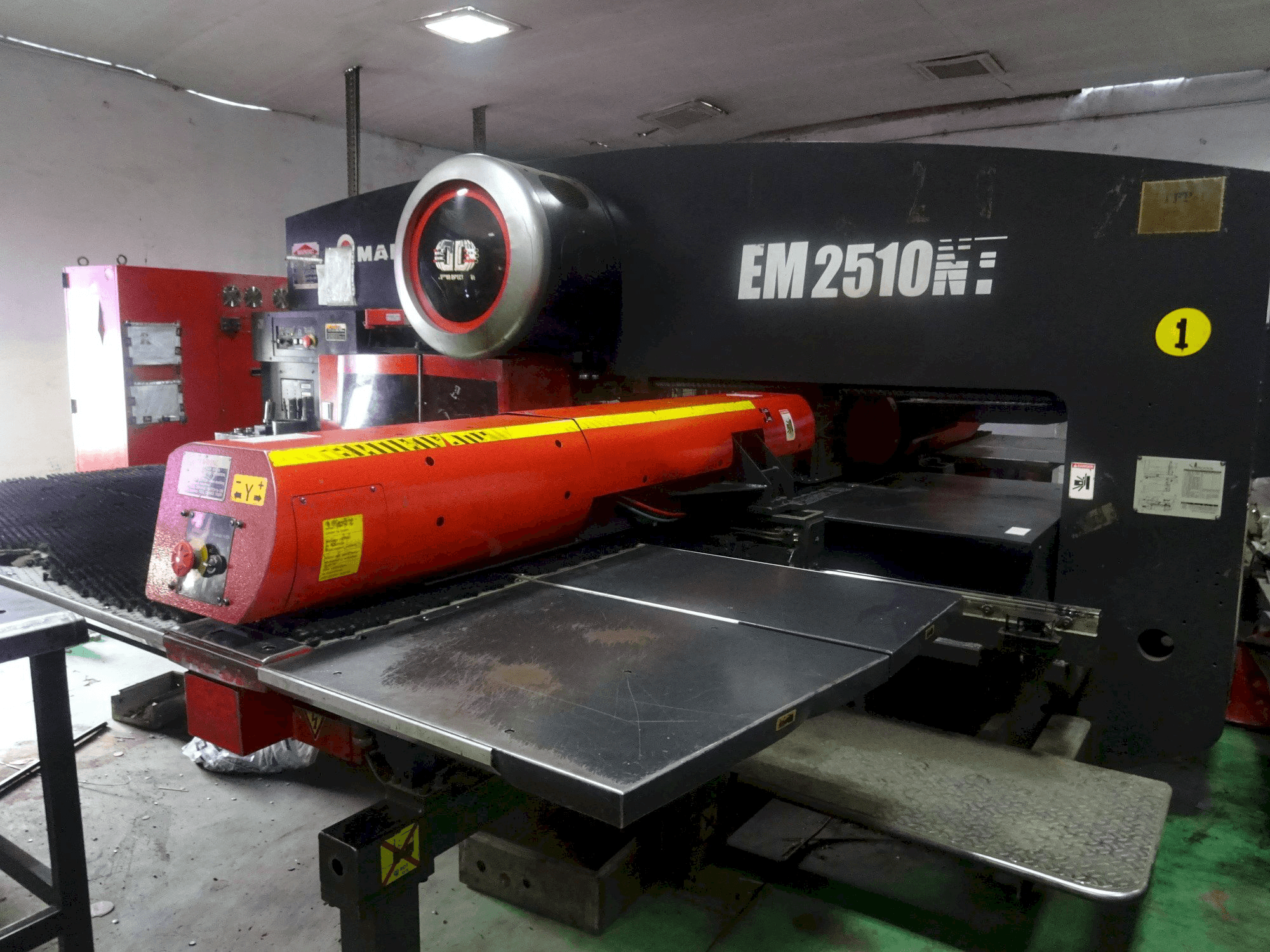 Prikaz stroja AMADA EM 2510 NT sprijeda