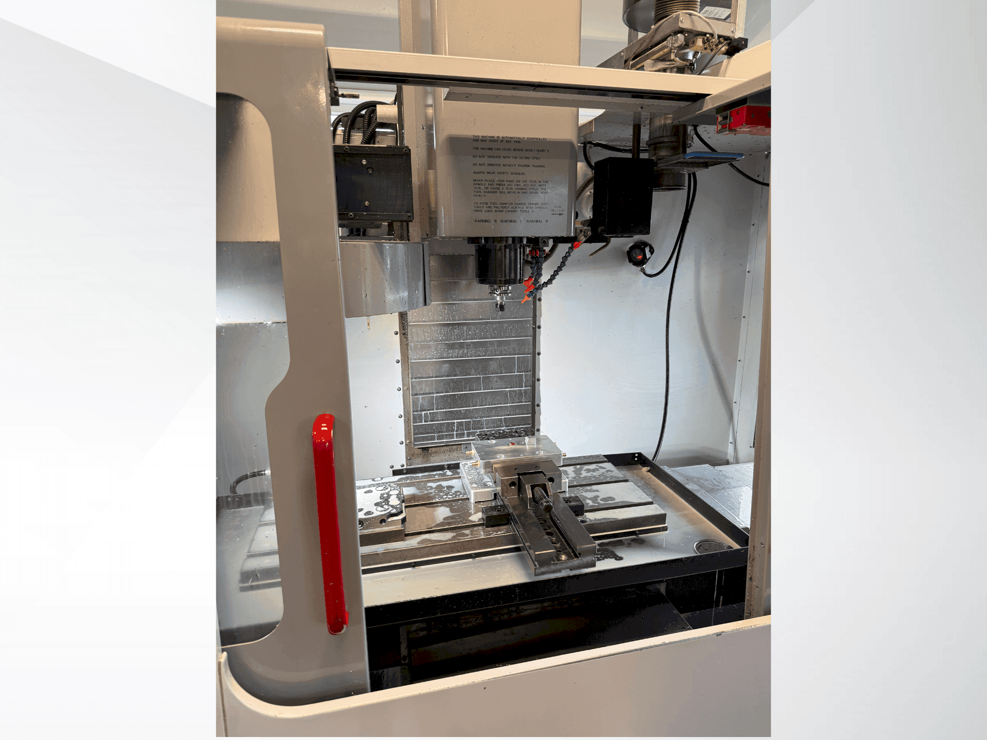 Prikaz stroja HAAS VF-2DHE sprijeda