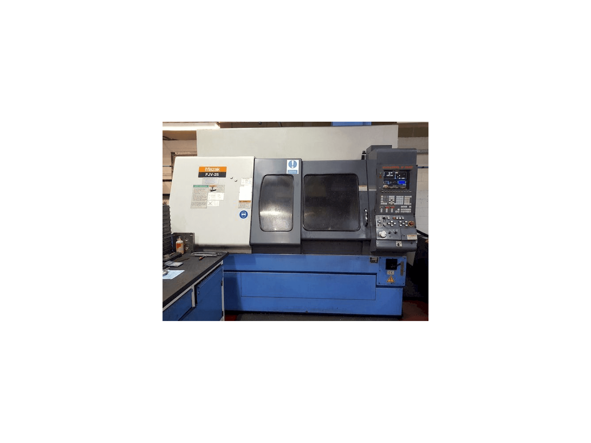 Prikaz stroja Mazak FJV-25 sprijeda