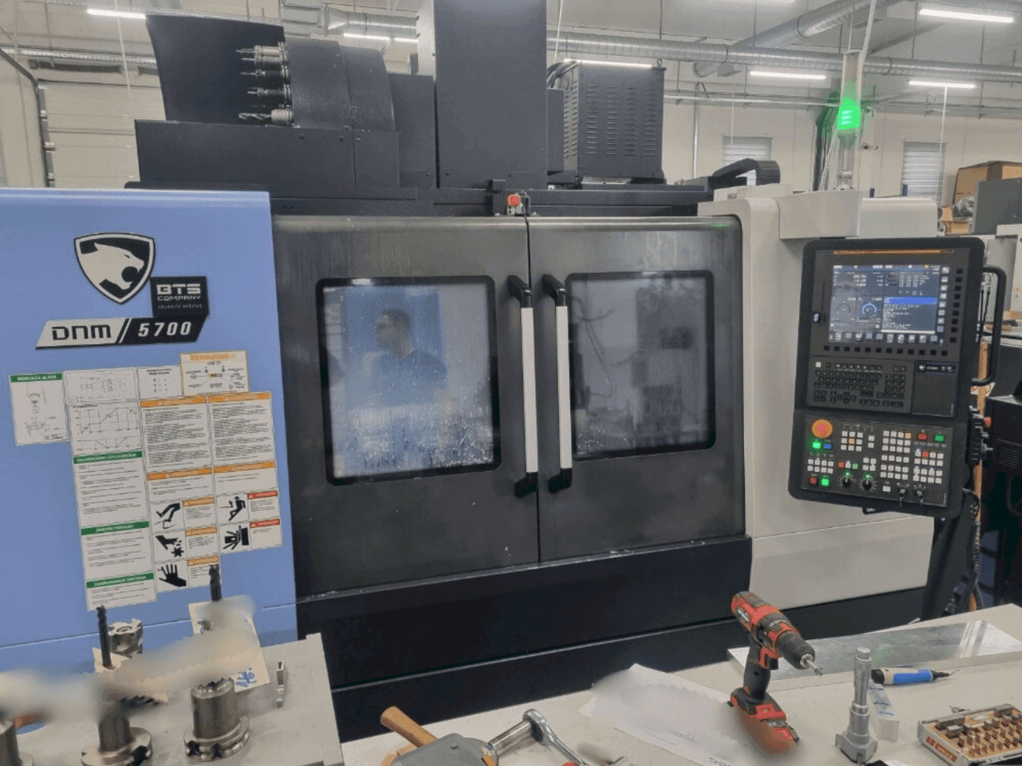 Prikaz stroja DN SOLUTIONS DNM 5700 sprijeda