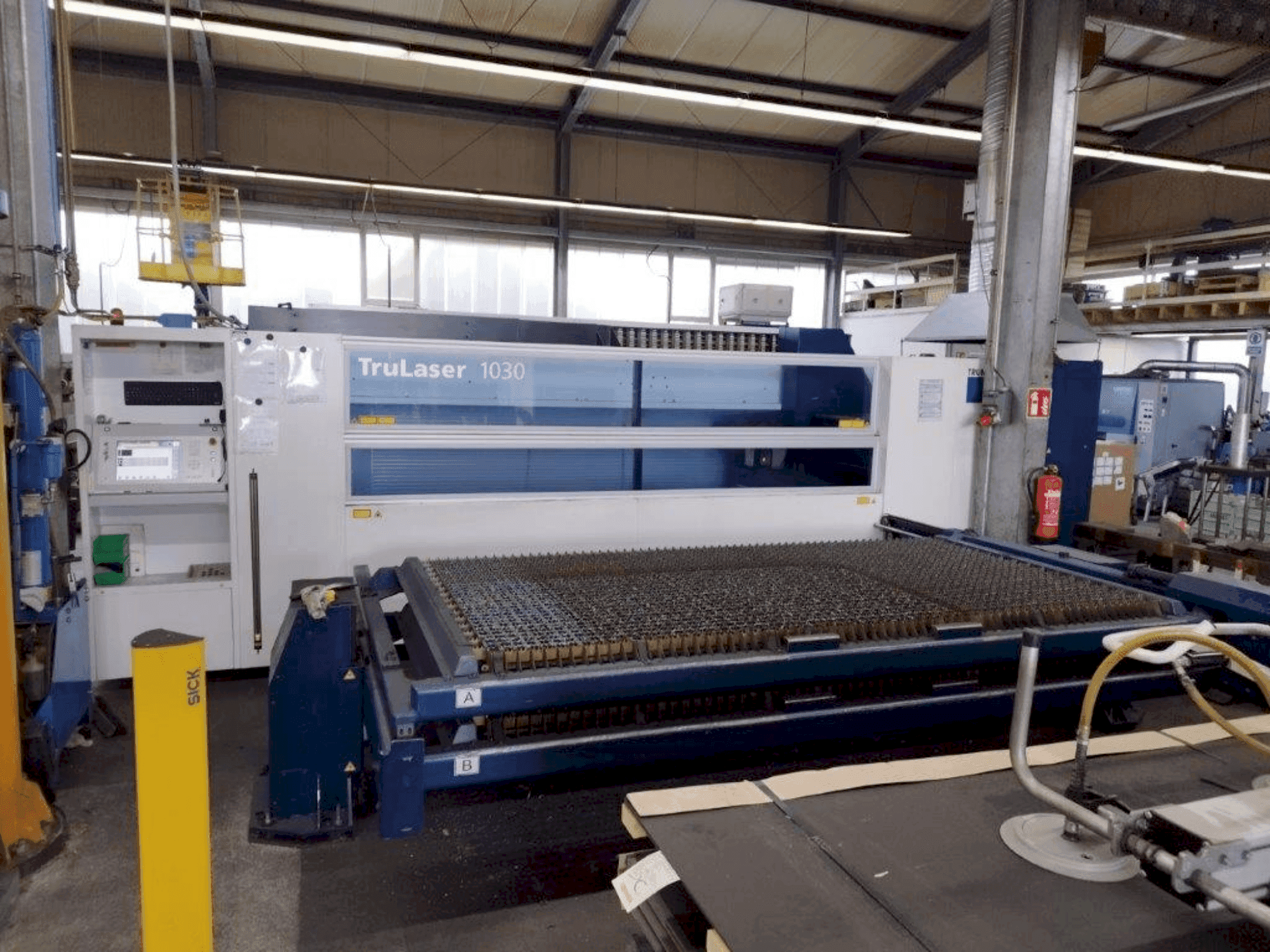 Prikaz stroja TRUMPF TruLaser 1030 sprijeda