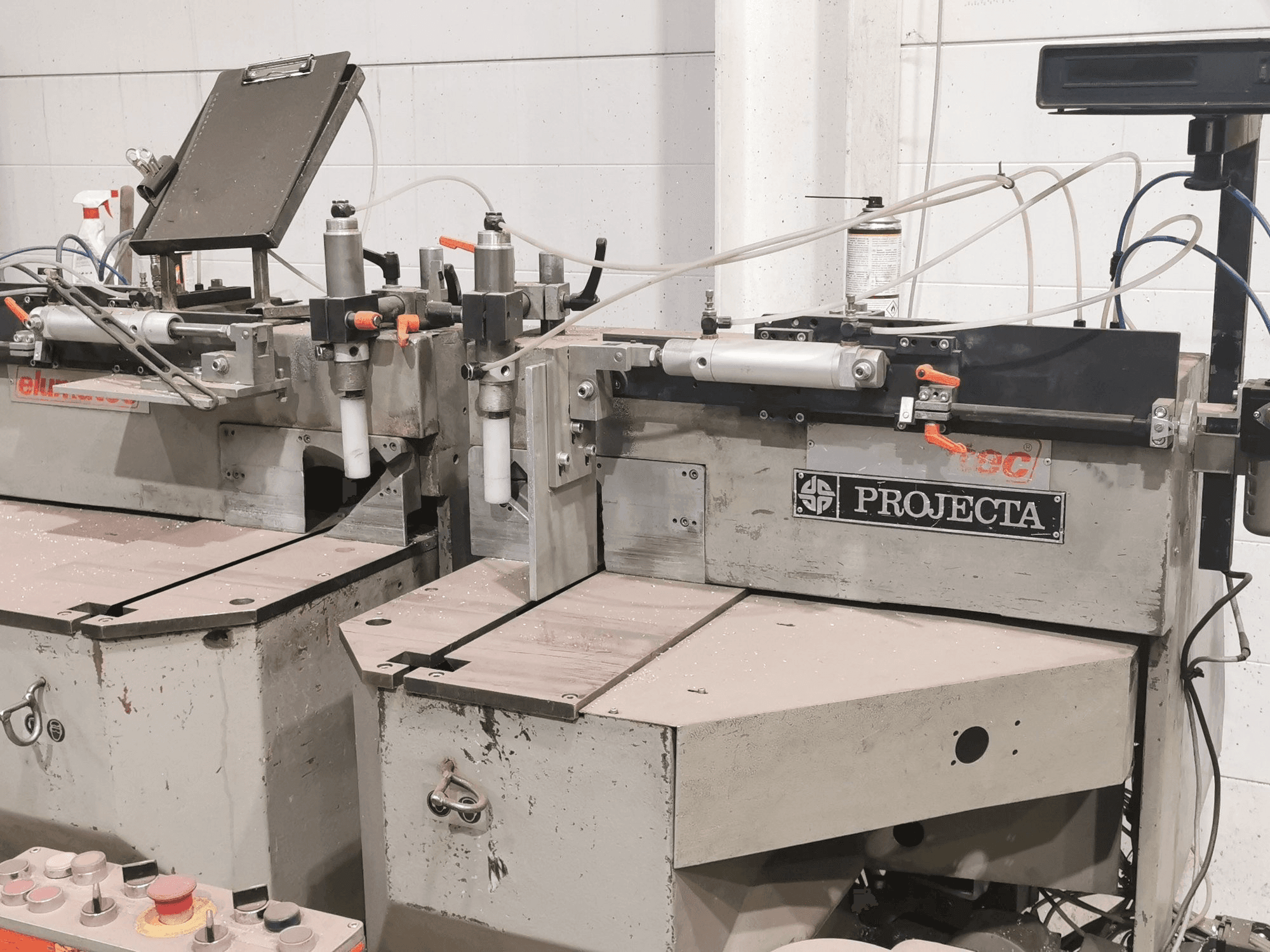 Prikaz stroja Elumatec DG 104 sprijeda