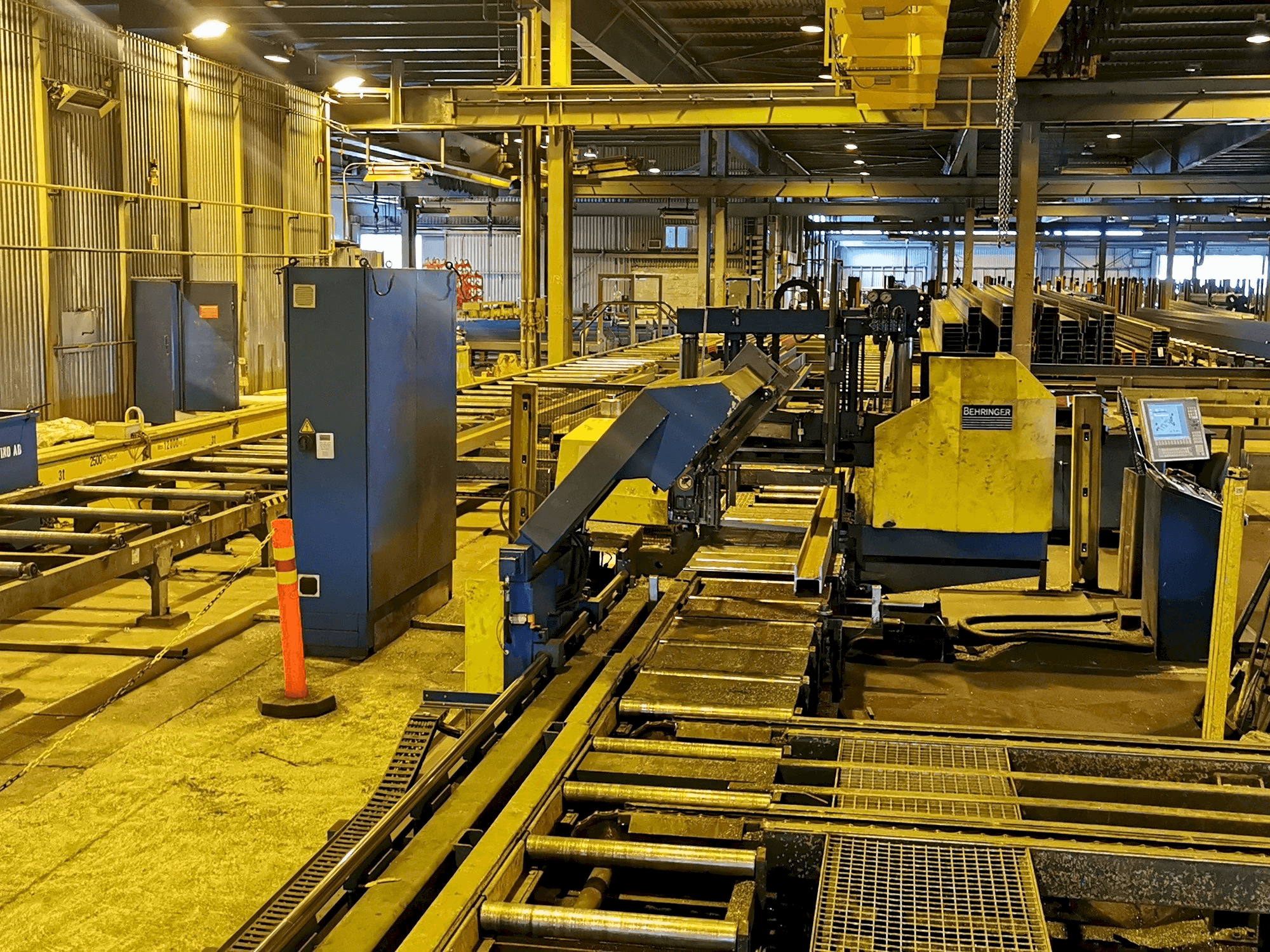Prikaz stroja Behringer HBP 410/723GNC sprijeda