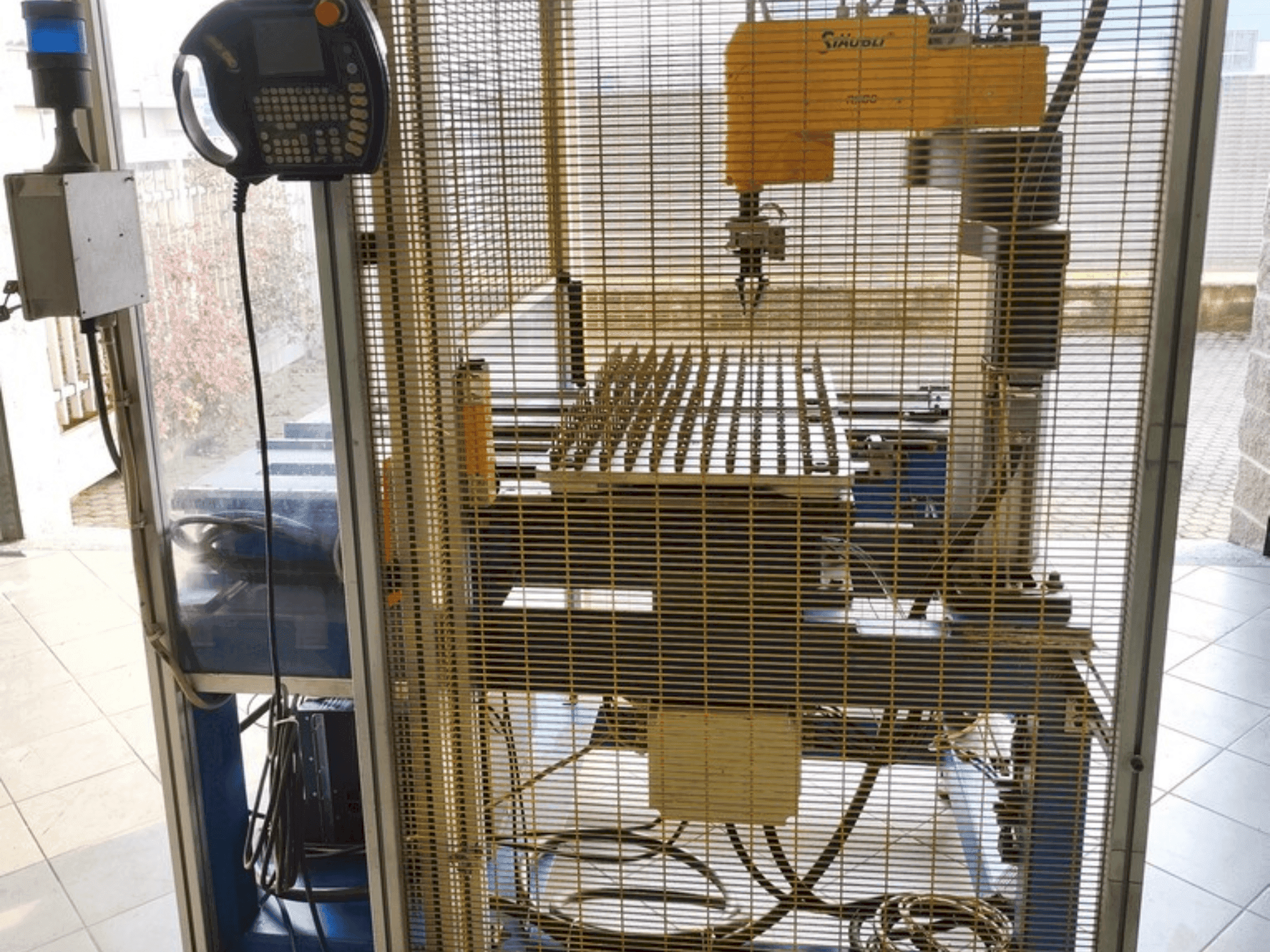 Prikaz stroja STAUBLI RS80 sprijeda