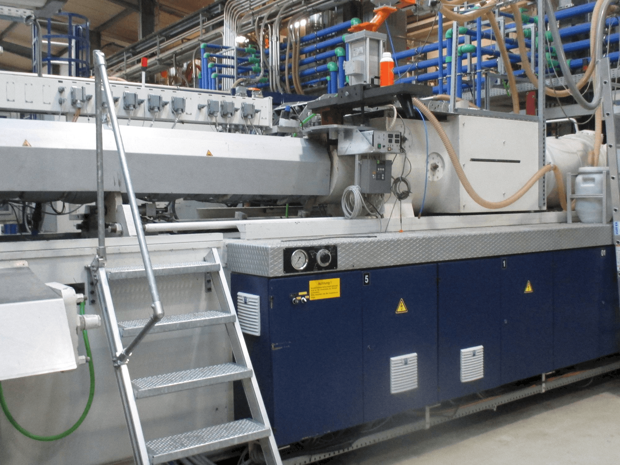 Prikaz stroja Krauss Maffei 1300/14700 MC sprijeda