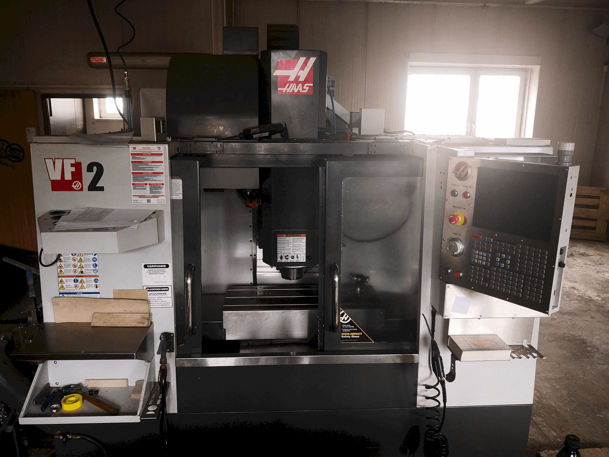 Prikaz stroja HAAS VF-2 sprijeda