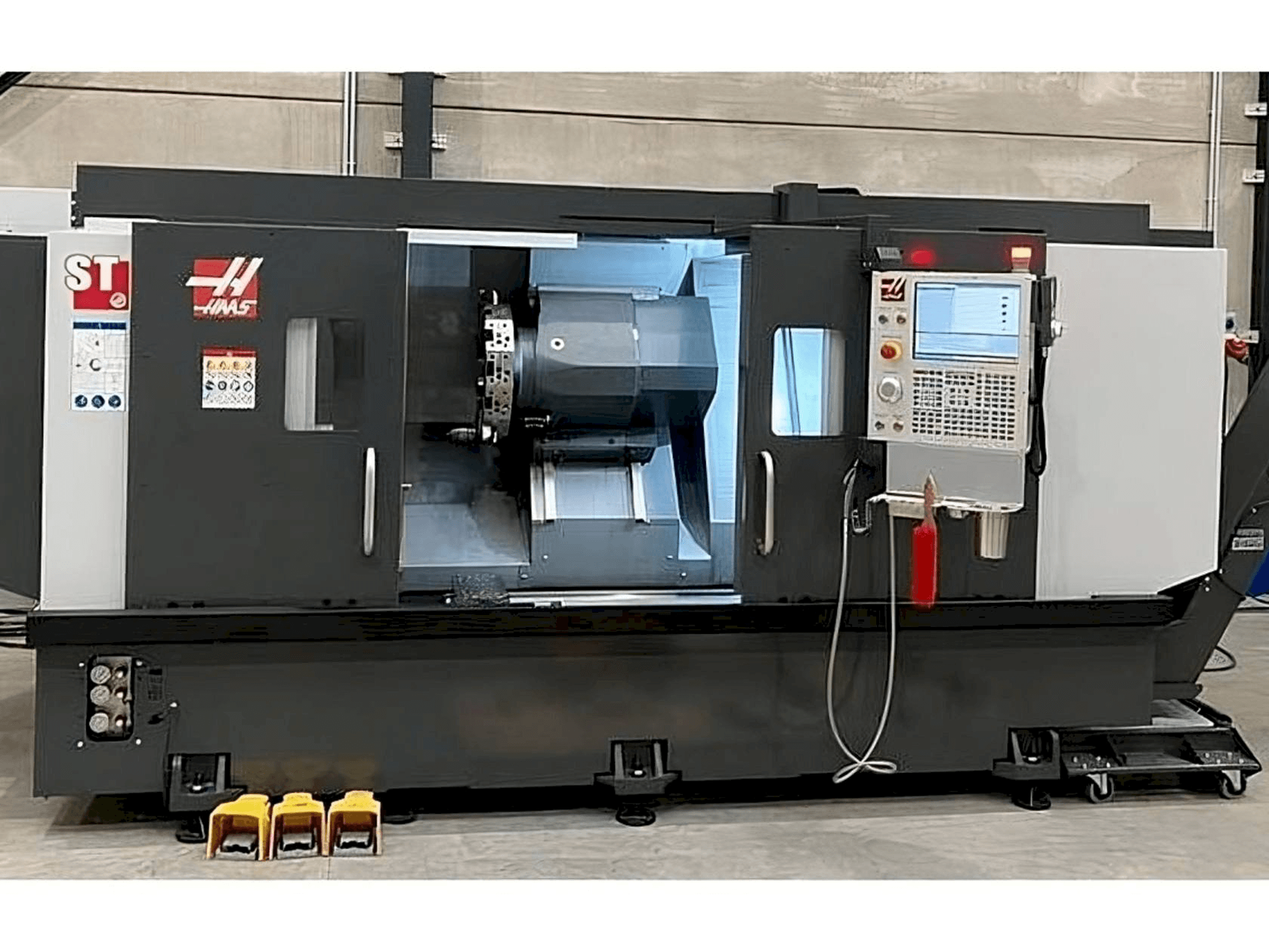 Prikaz stroja HAAS ST-35L sprijeda