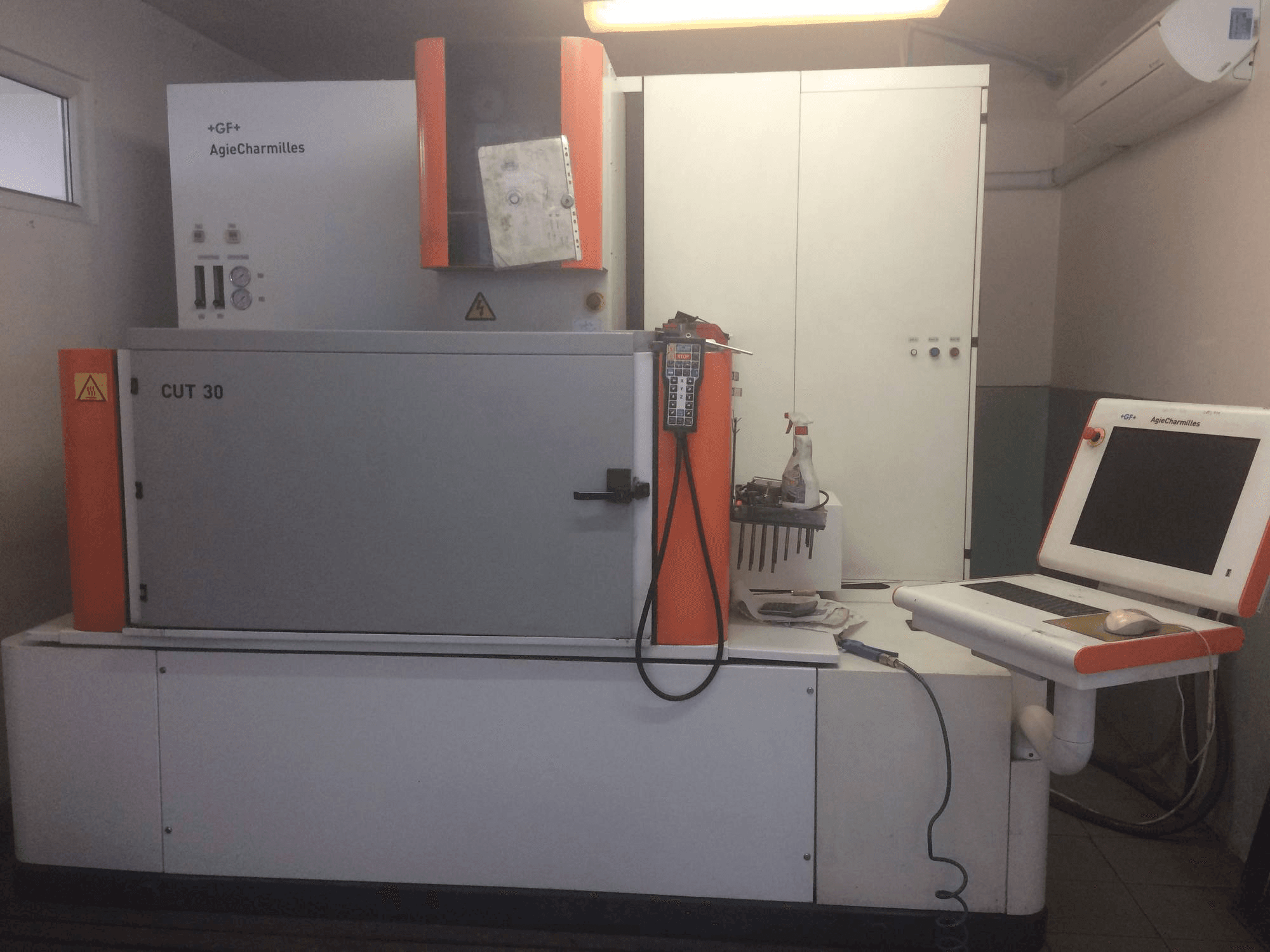 Prikaz stroja AgieCharmilles CUT 30P sprijeda