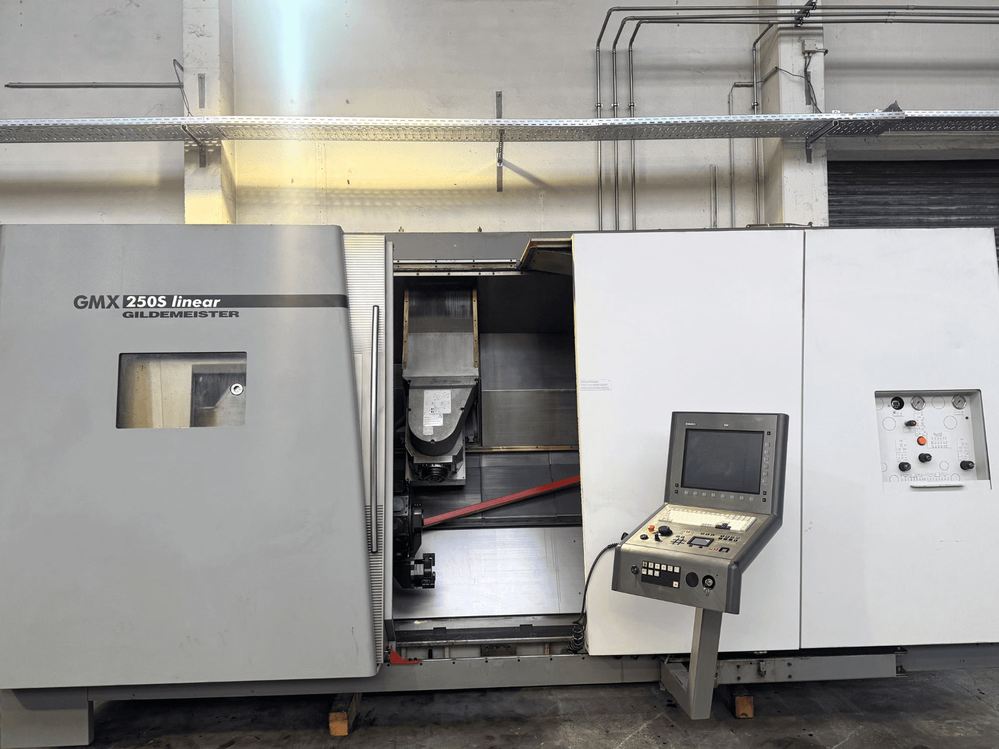 Linearni CNC stroj Gildemeister GMX 250S, prednji pogled, s prikazom upravljačke ploče i otvorenog radnog prostora.