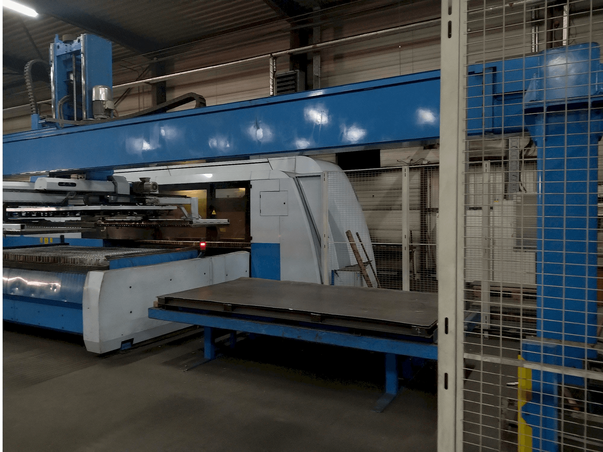 Prikaz stroja Finn-Power Laser L6-BL sprijeda