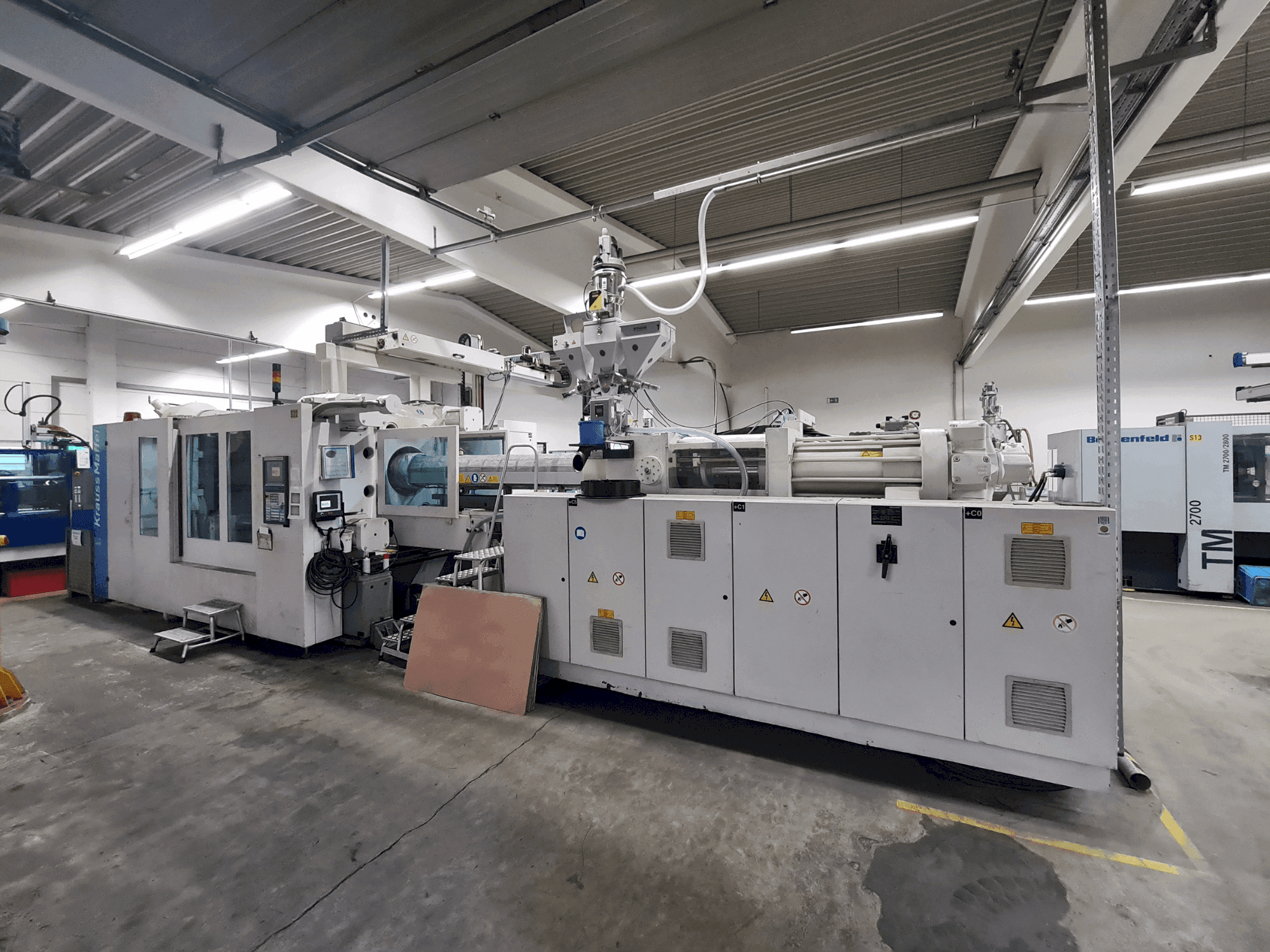 Prikaz stroja Krauss Maffei 800-6100 MX sprijeda