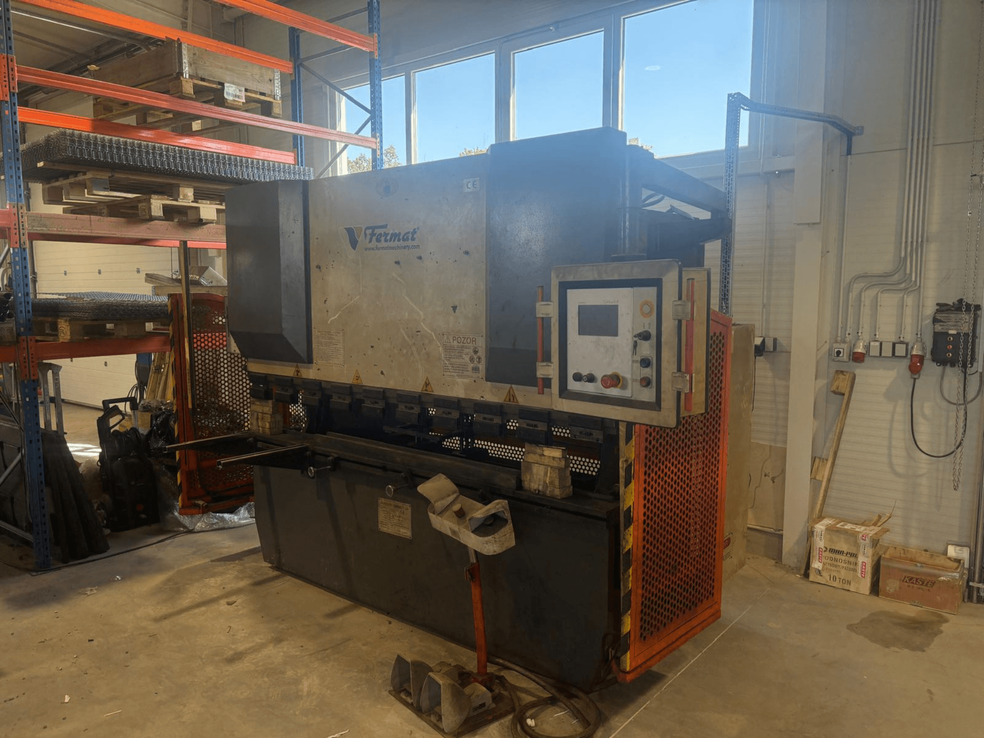 FERMAT CTOF 80/2500 CNC preša za savijanje prikazana sa strane, s prikazom upravljačke ploče i alata za savijanje metala.
