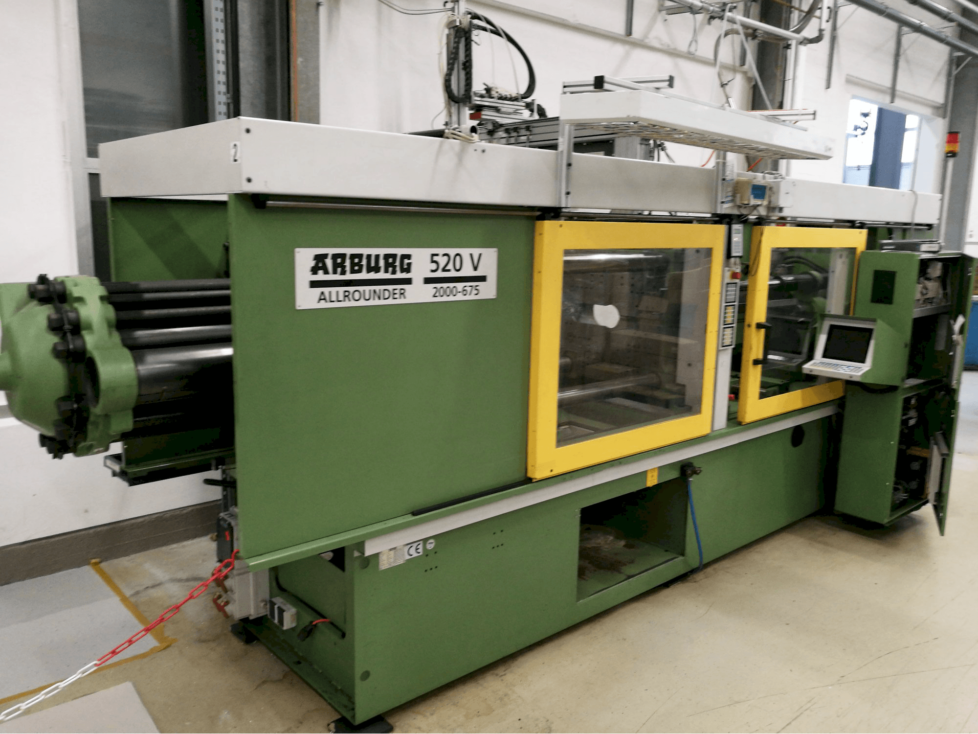 Prikaz stroja Arburg 520 V 2000-675 sprijeda