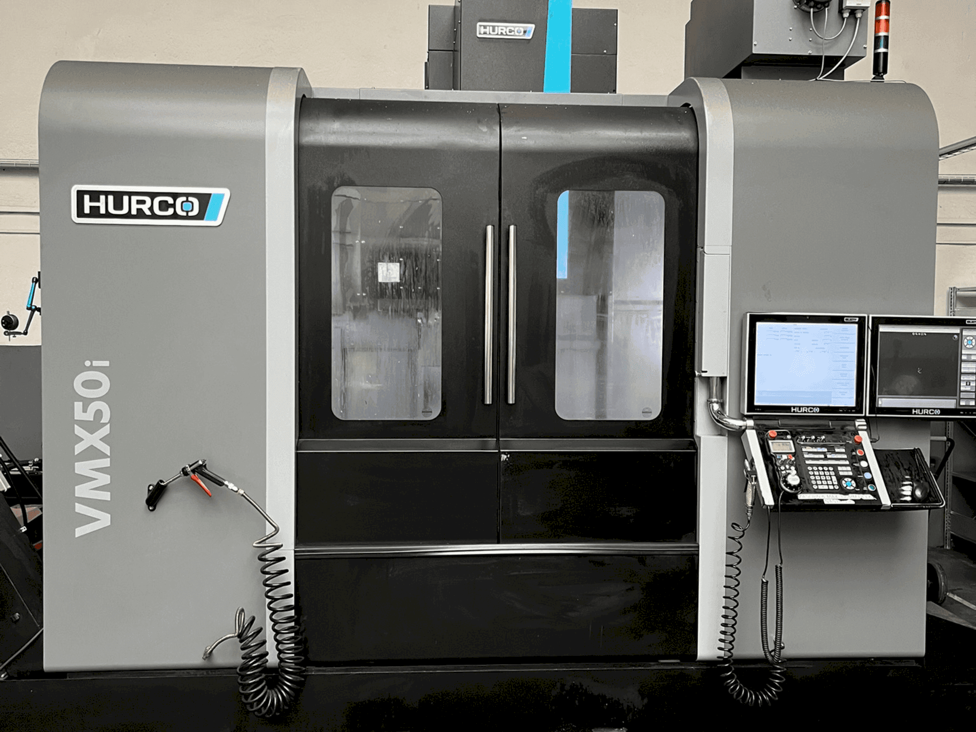 Prikaz stroja Hurco VMX50i sprijeda
