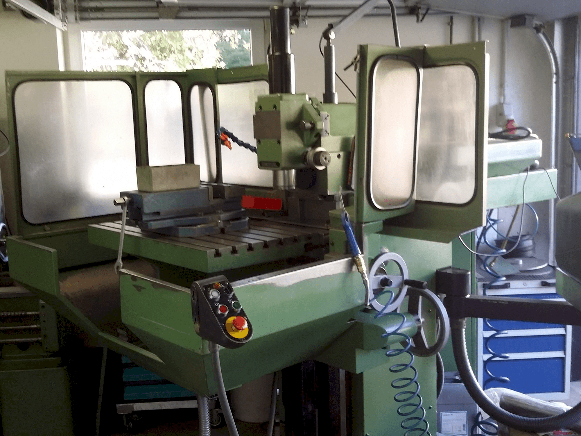 Prikaz stroja DECKEL FP4A sprijeda