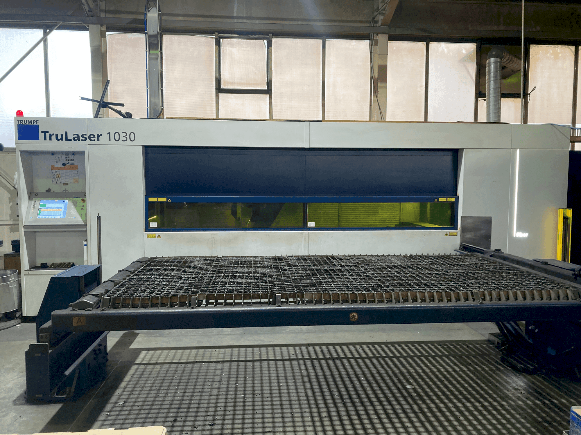 Prikaz stroja TRUMPF TruLaser 1030 sprijeda