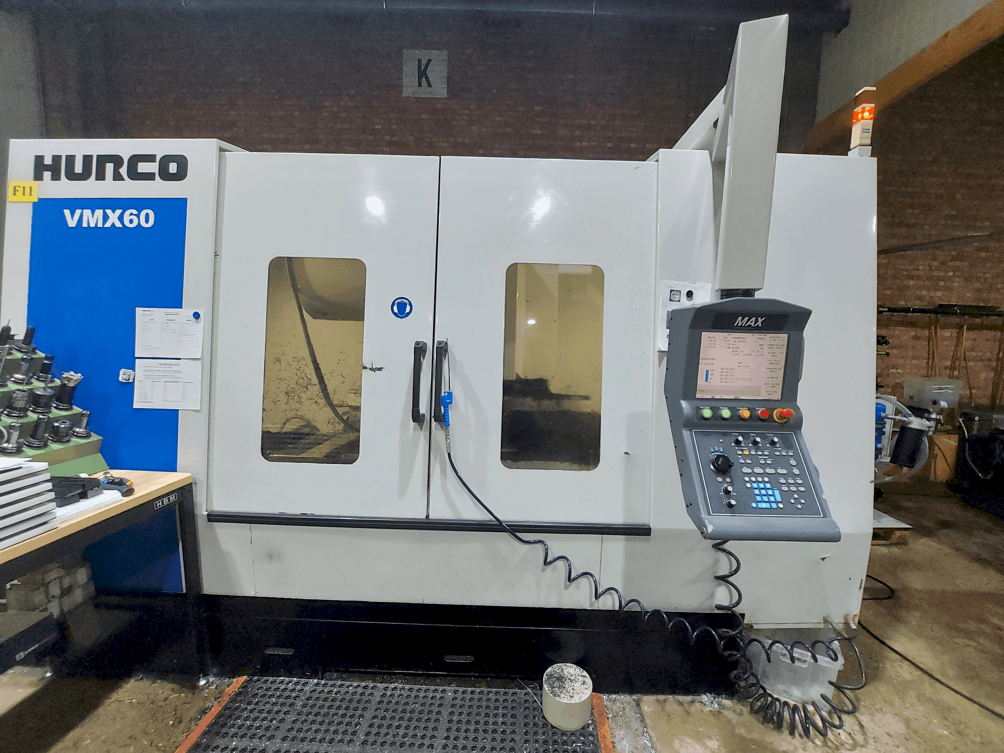 Prikaz stroja Hurco VMX60/40T sprijeda