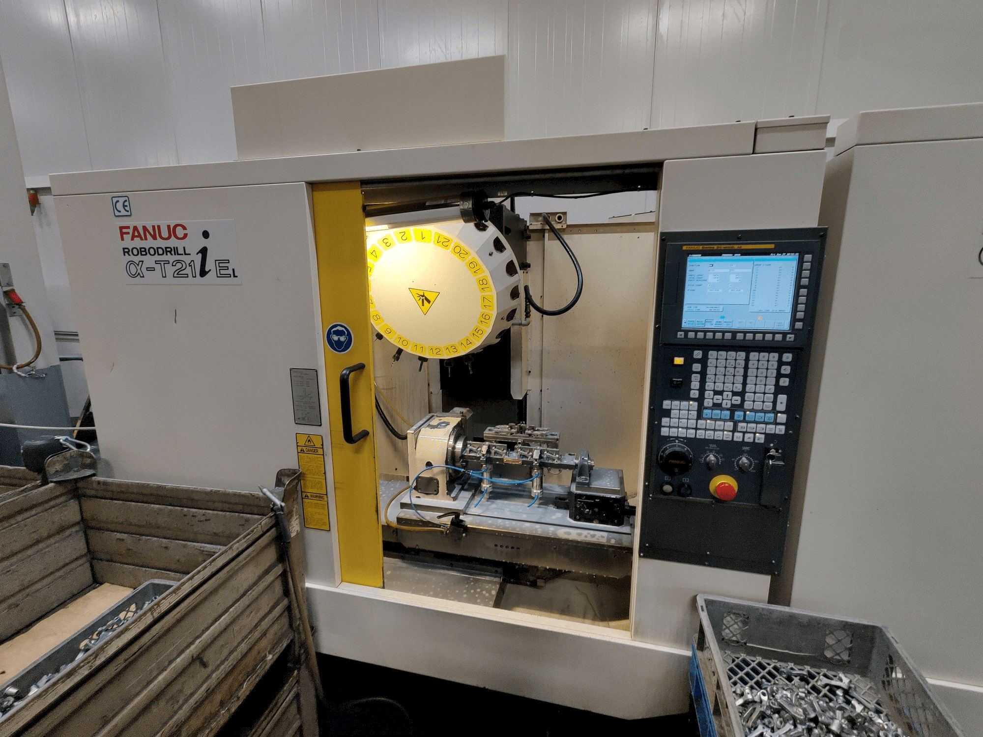 Prikaz stroja FANUC Robodrill α-T21iEL sprijeda