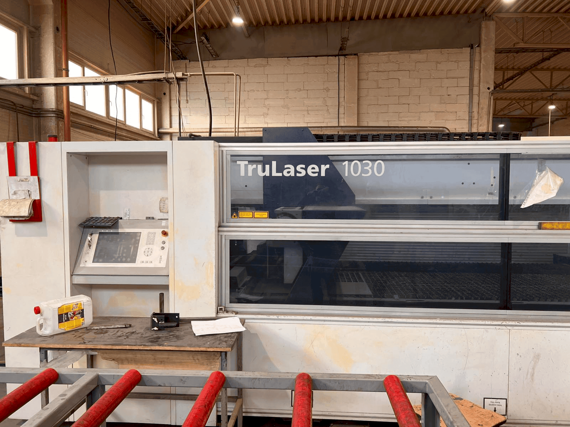 Prikaz stroja TRUMPF TruLaser 1030 sprijeda